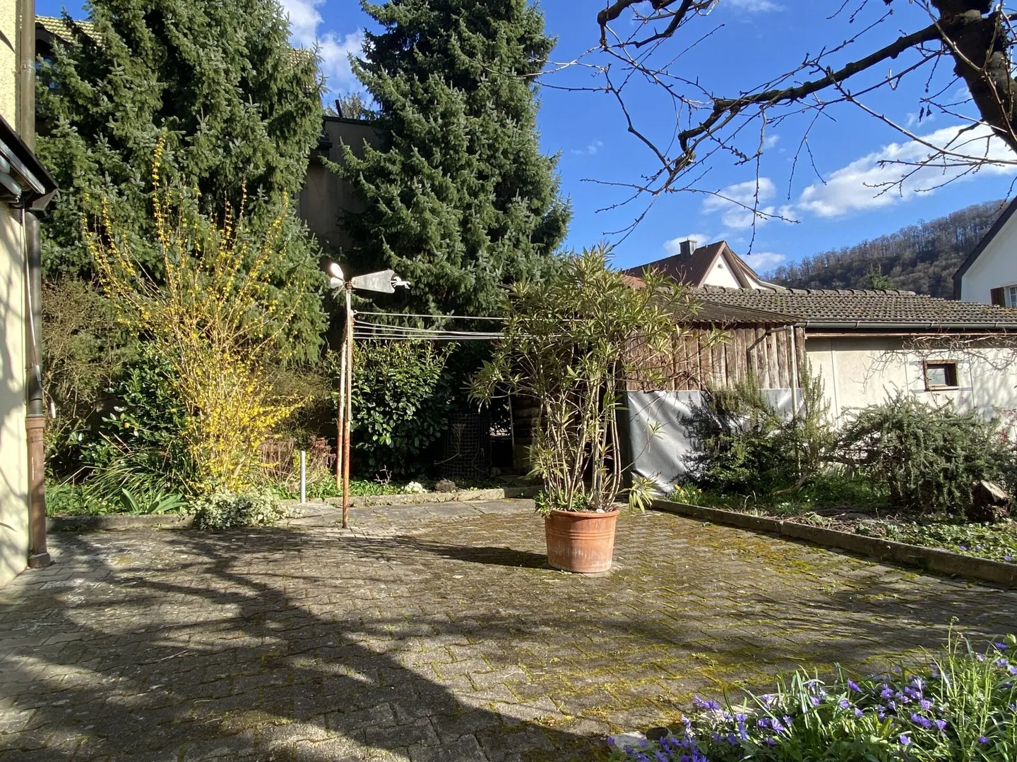 Single-family house with seating areas, balcony, garage - Photo 5 of 13