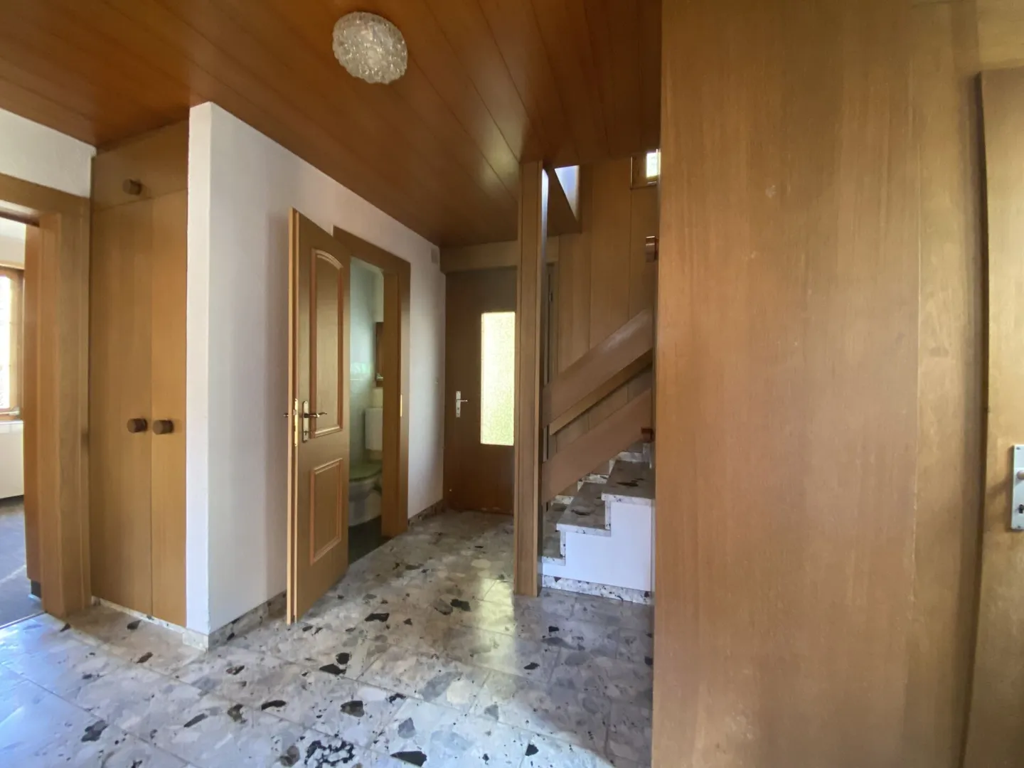 Single-family house with seating areas, balcony, garage - Photo 8 of 13