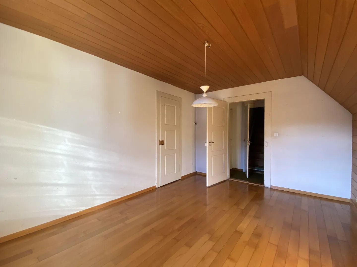 Single-family house with seating areas, balcony, garage - Photo 10 of 13