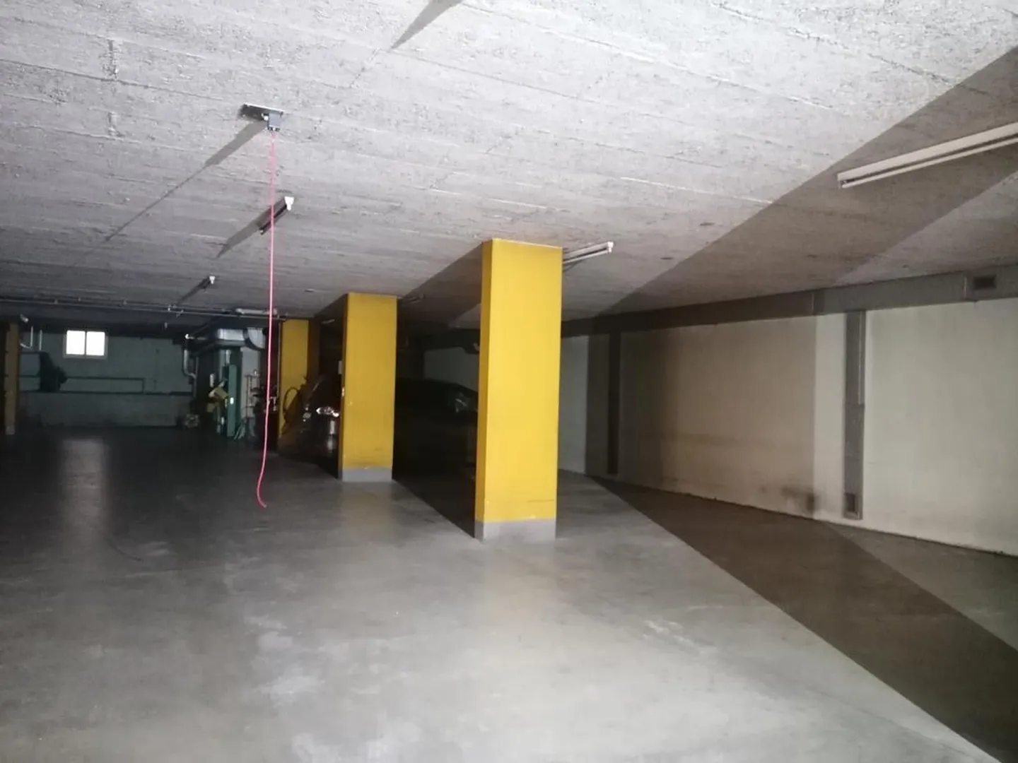 Place de parking souterrain - bon marché. Central à Gossau - Photo 3 sur 3