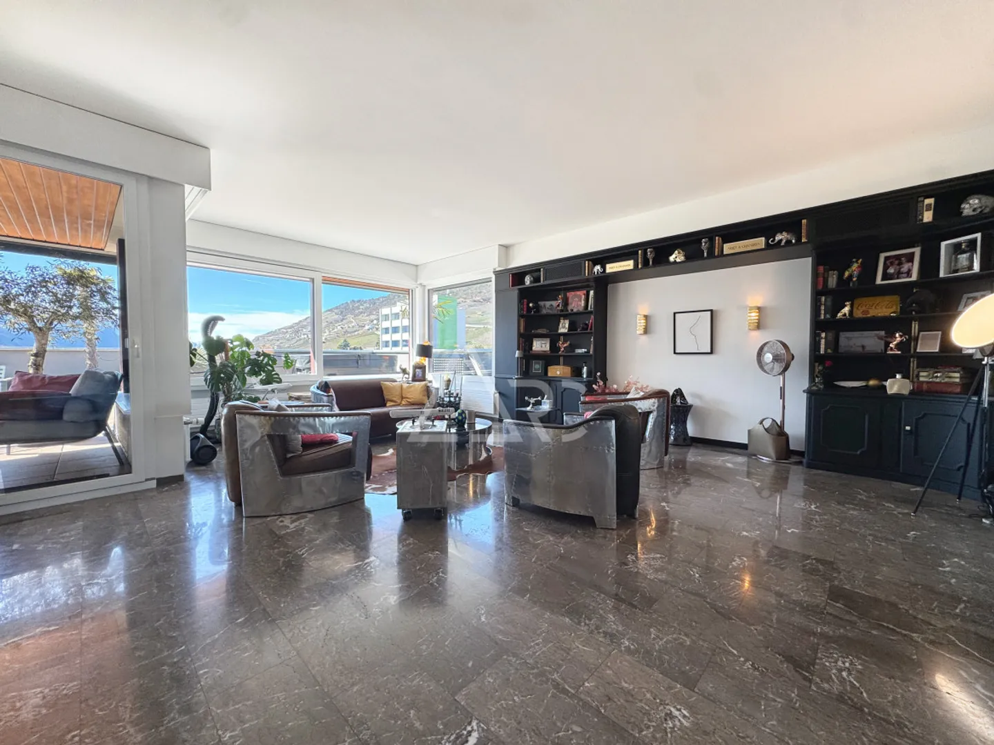 DUPLEX D'UNE BEAUTÉ EXTRAORDINAIRE AVEC 8,5 CHAMBRES, ASCENSEURS PRIVÉS ET VUE PANORAMIQUE À SIERRE - Photo 4 sur 12