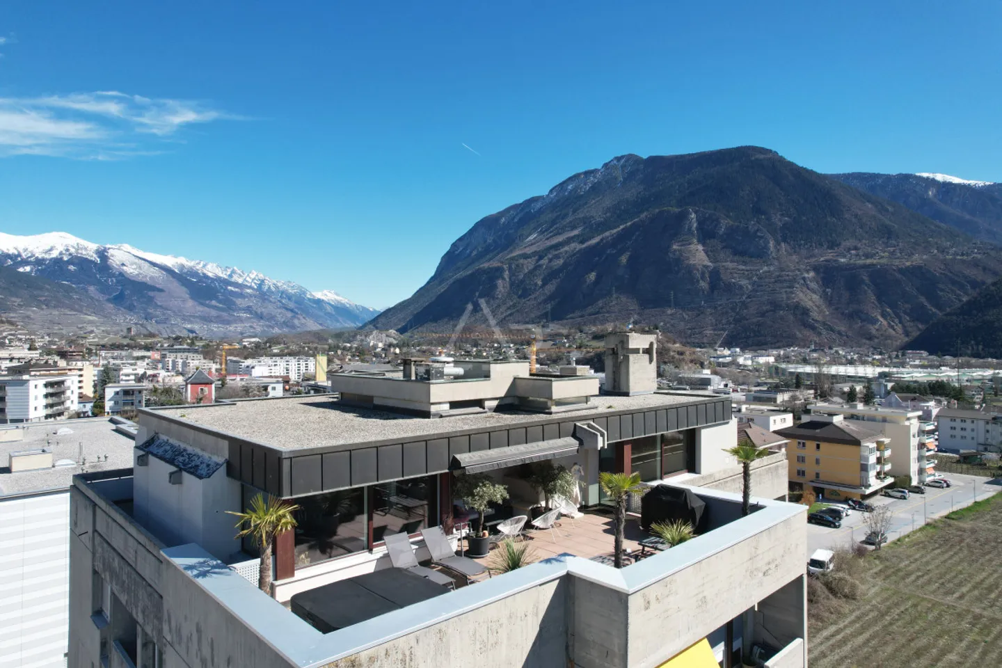 DUPLEX D'UNE BEAUTÉ EXTRAORDINAIRE AVEC 8,5 CHAMBRES, ASCENSEURS PRIVÉS ET VUE PANORAMIQUE À SIERRE - Photo 9 sur 12