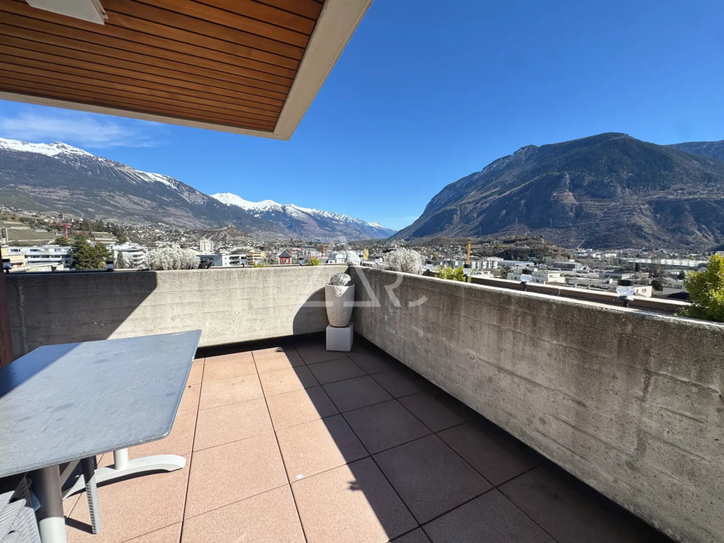DUPLEX D'UNE BEAUTÉ EXTRAORDINAIRE AVEC 8,5 CHAMBRES, ASCENSEURS PRIVÉS ET VUE PANORAMIQUE À SIERRE - Photo 10 sur 12