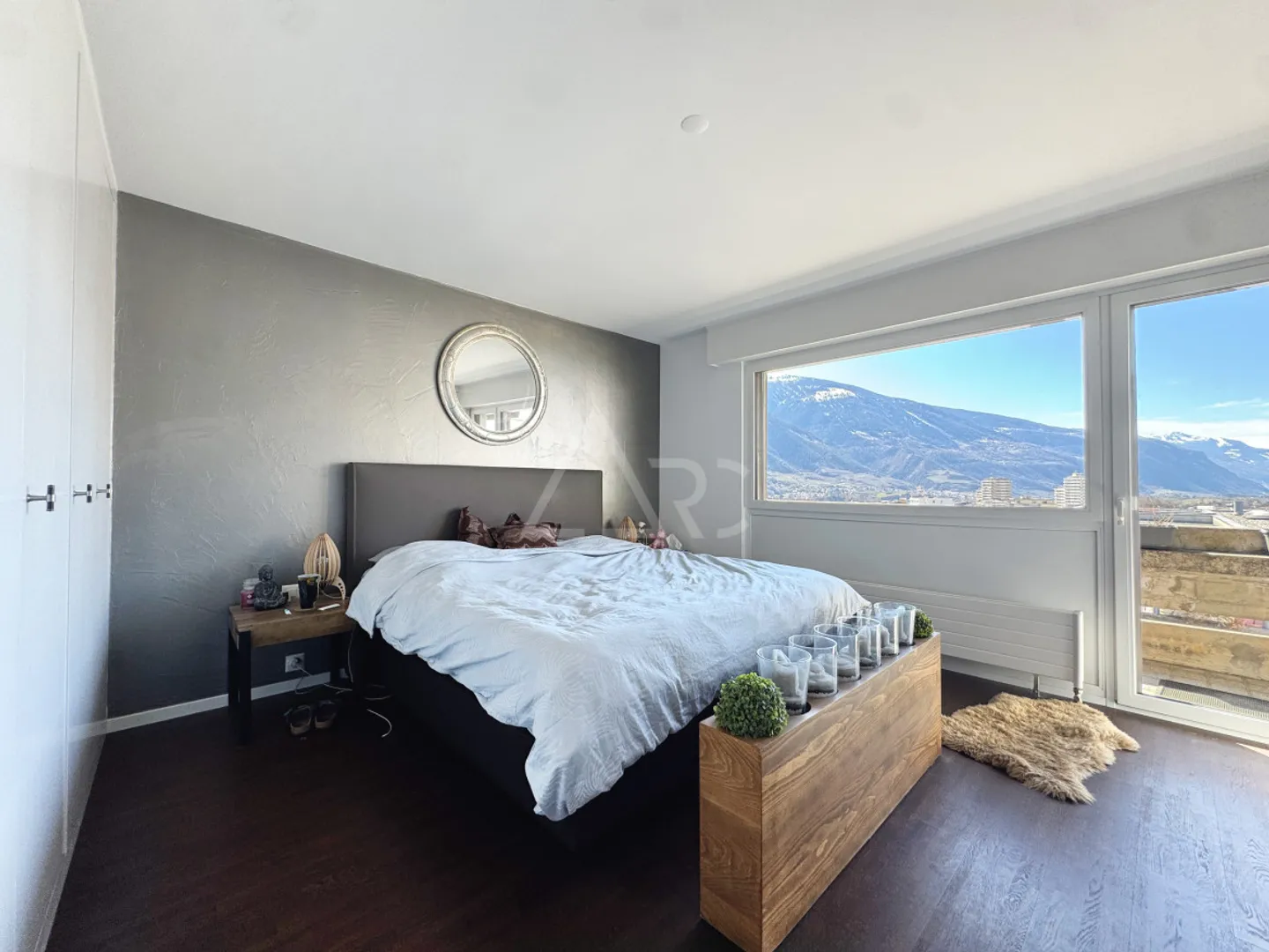 DUPLEX D'UNE BEAUTÉ EXTRAORDINAIRE AVEC 8,5 CHAMBRES, ASCENSEURS PRIVÉS ET VUE PANORAMIQUE À SIERRE - Photo 11 sur 12
