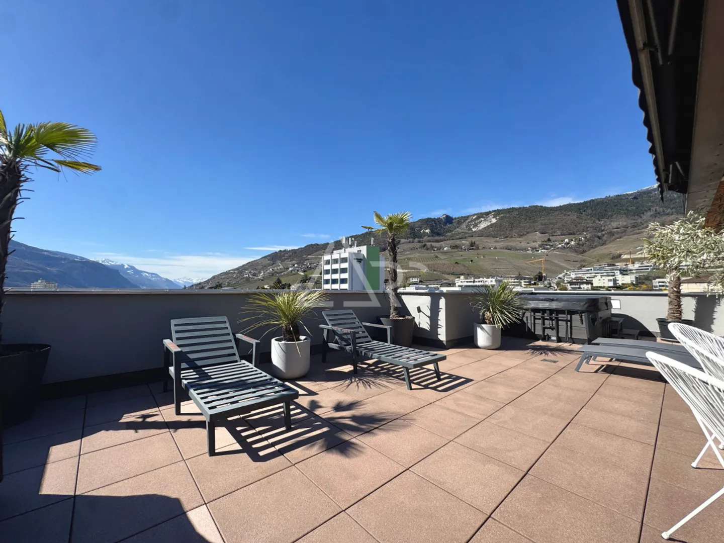 DUPLEX D'UNE BEAUTÉ EXTRAORDINAIRE AVEC 8,5 CHAMBRES, ASCENSEURS PRIVÉS ET VUE PANORAMIQUE À SIERRE - Photo 7 sur 12
