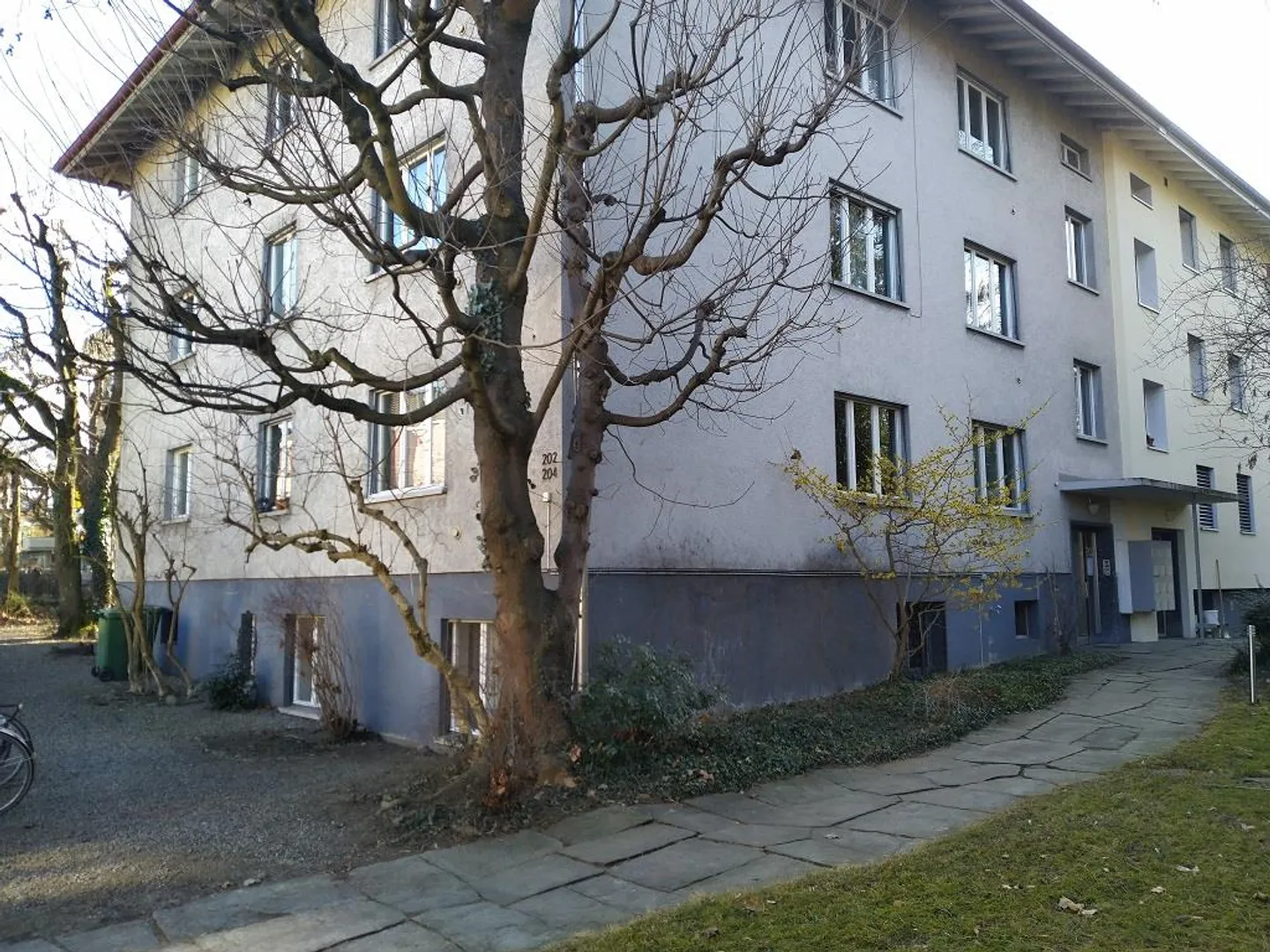 Affittiamo immediatamente un bellissimo e affascinante appartamento di 3 stanze al 1° piano in una posizione centrale a Wabern. L'appartamento è affittato per un periodo limitato di 6 mesi, con possibilità di proroga. - Foto 1 di 6