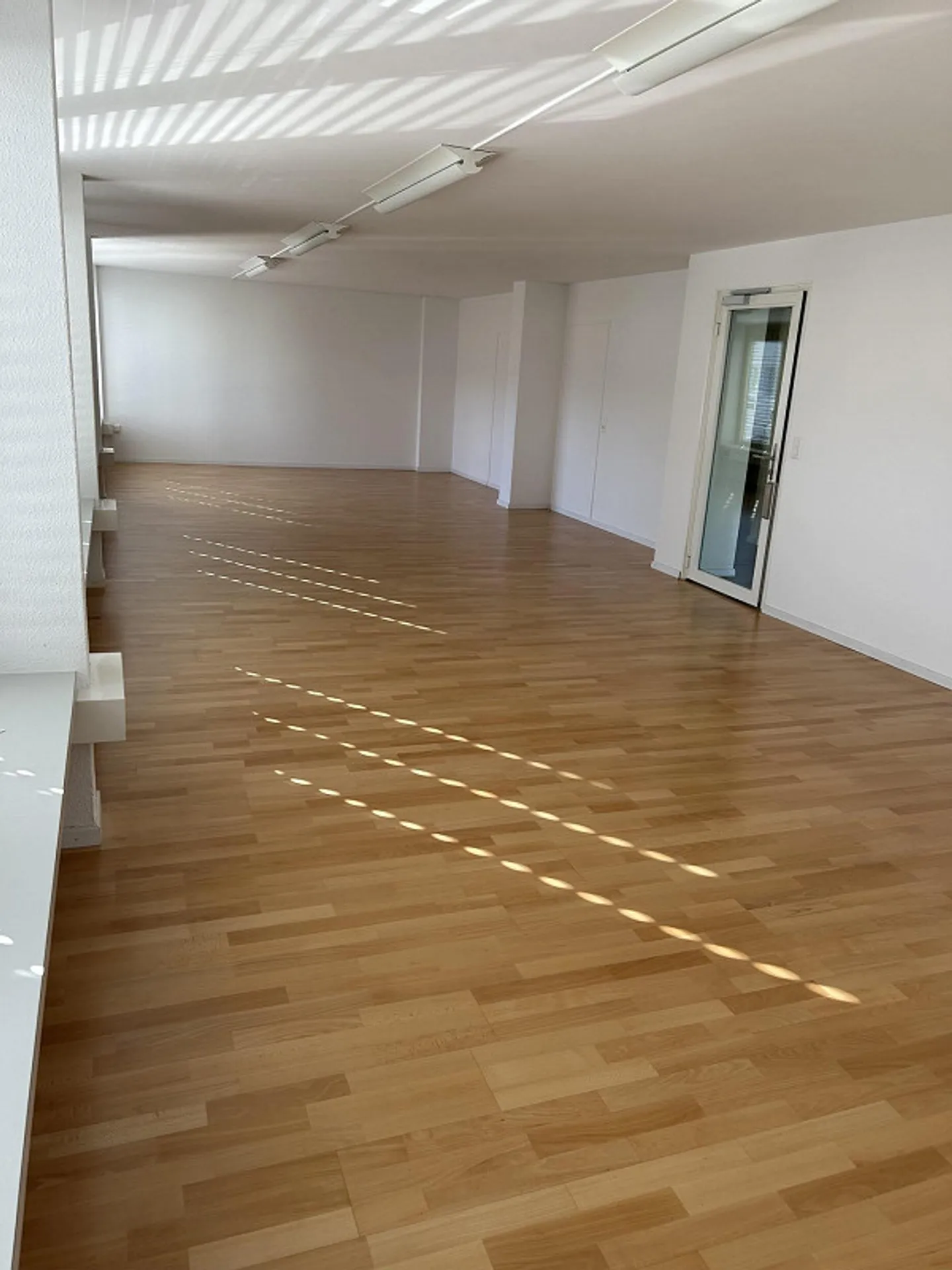 Your business premises in a central location - Photo 2 of 4