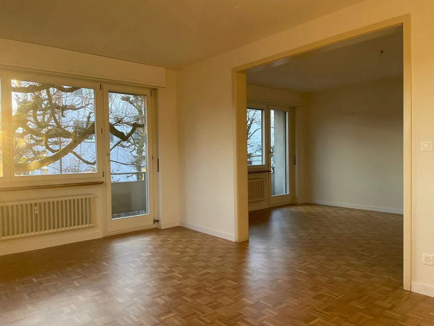 Affittiamo immediatamente un bellissimo e affascinante appartamento di 3 stanze al 1° piano in una posizione centrale a Wabern. L'appartamento è affittato per un periodo limitato di 6 mesi, con possibilità di proroga. - Foto 2 di 6