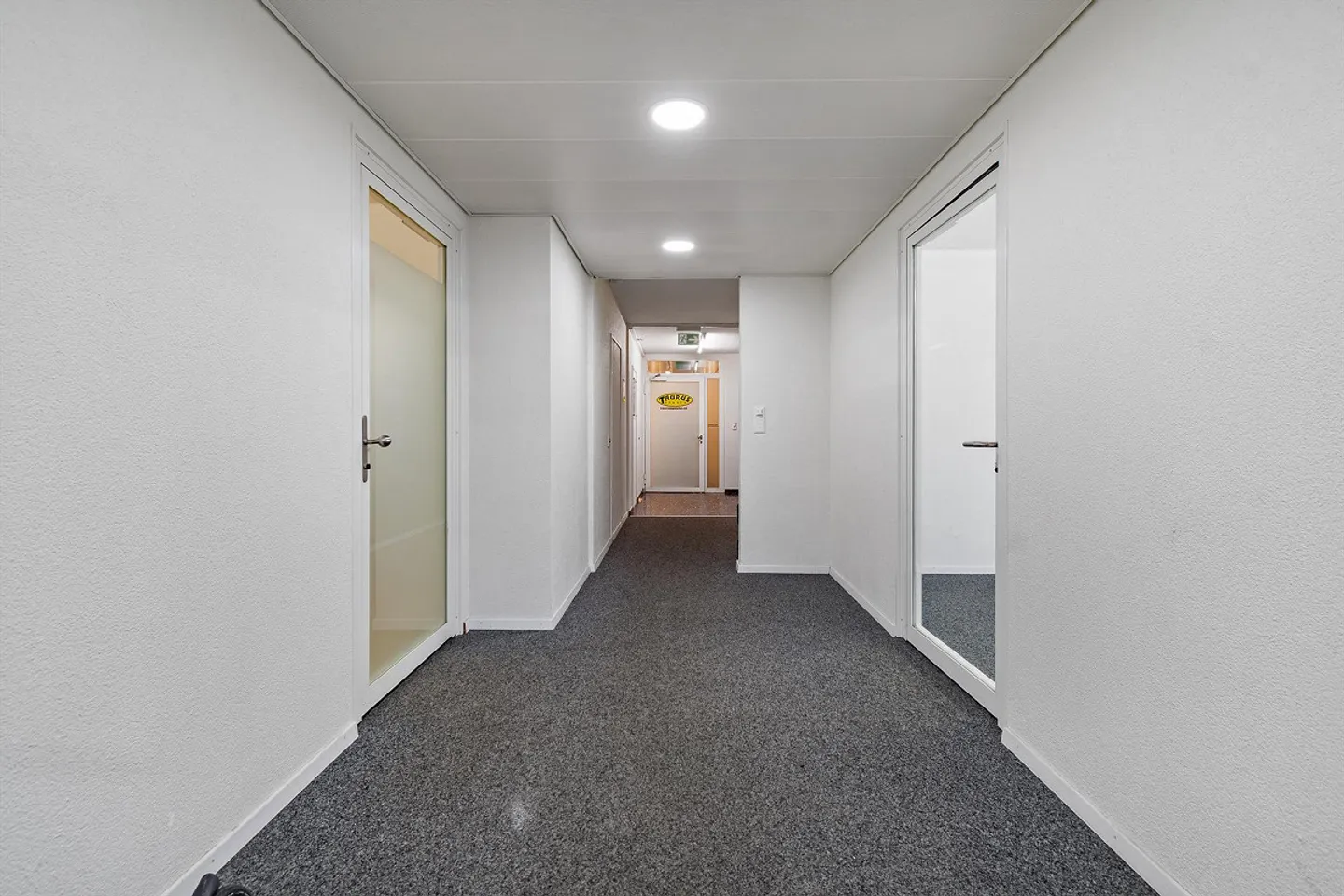 Your business premises in a central location - Photo 3 of 4