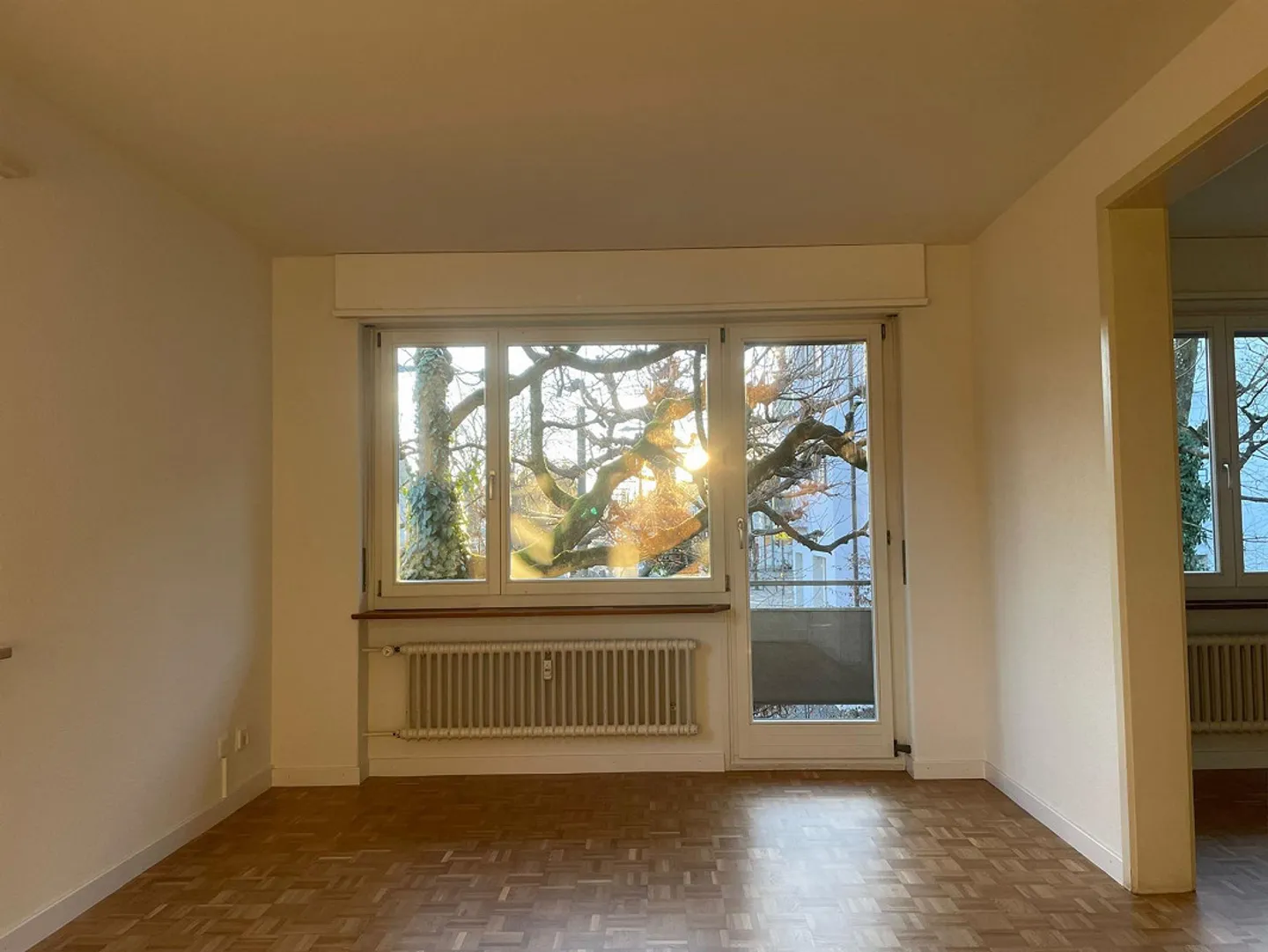 Affittiamo immediatamente un bellissimo e affascinante appartamento di 3 stanze al 1° piano in una posizione centrale a Wabern. L'appartamento è affittato per un periodo limitato di 6 mesi, con possibilità di proroga. - Foto 3 di 6