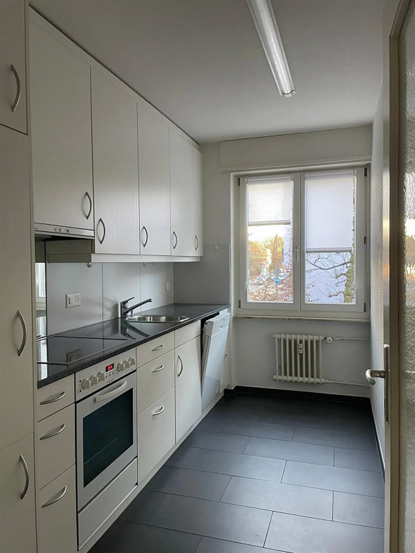 Affittiamo immediatamente un bellissimo e affascinante appartamento di 3 stanze al 1° piano in una posizione centrale a Wabern. L'appartamento è affittato per un periodo limitato di 6 mesi, con possibilità di proroga. - Foto 4 di 6