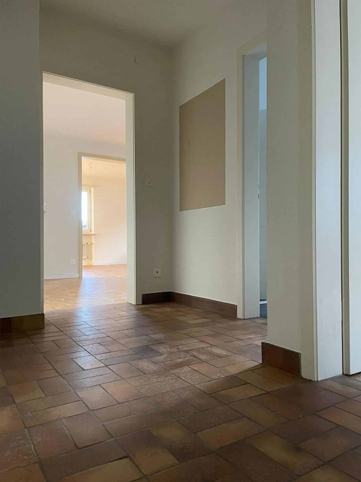 Affittiamo immediatamente un bellissimo e affascinante appartamento di 3 stanze al 1° piano in una posizione centrale a Wabern. L'appartamento è affittato per un periodo limitato di 6 mesi, con possibilità di proroga. - Foto 5 di 6