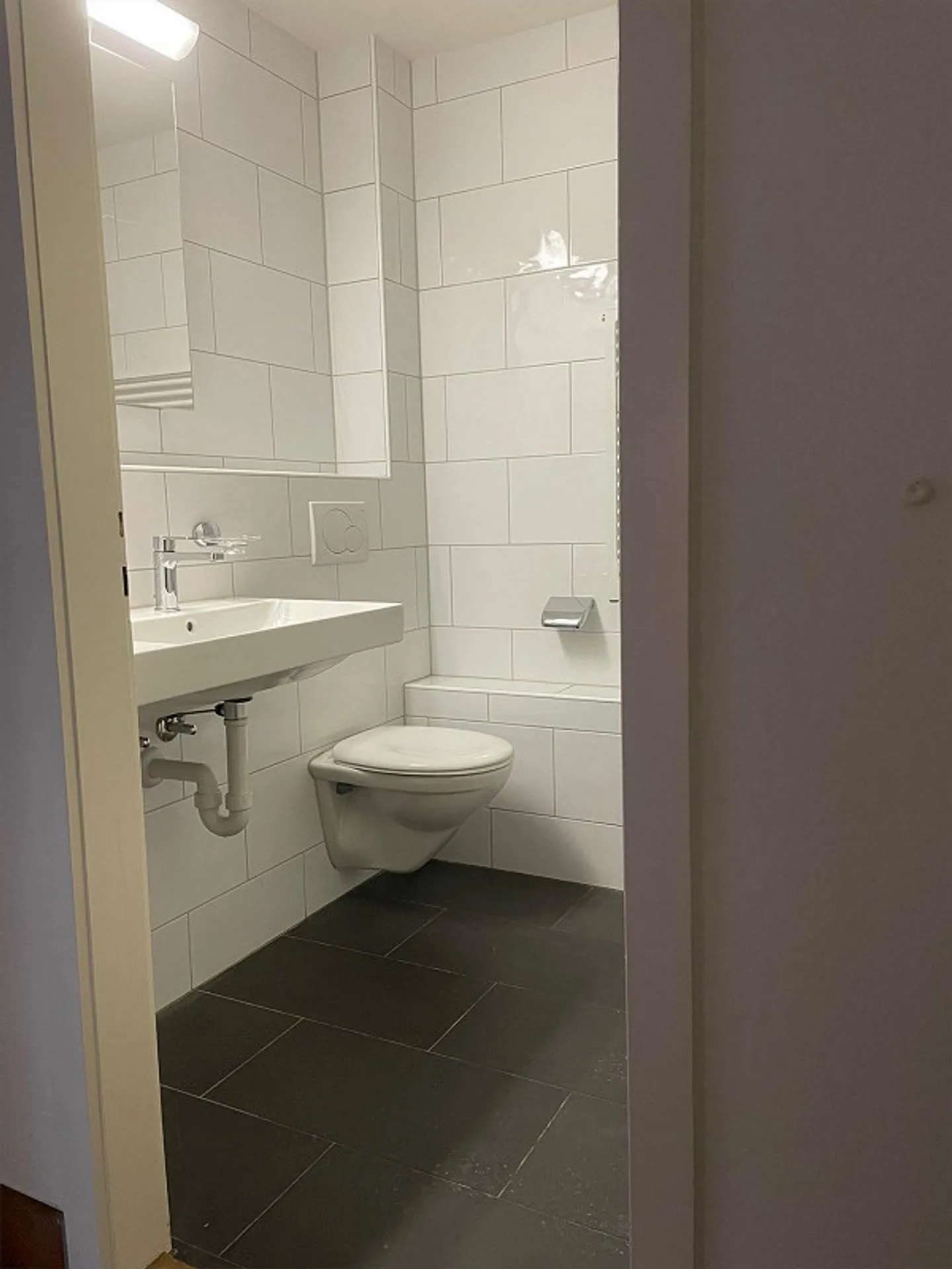 Affittiamo immediatamente un bellissimo e affascinante appartamento di 3 stanze al 1° piano in una posizione centrale a Wabern. L'appartamento è affittato per un periodo limitato di 6 mesi, con possibilità di proroga. - Foto 6 di 6