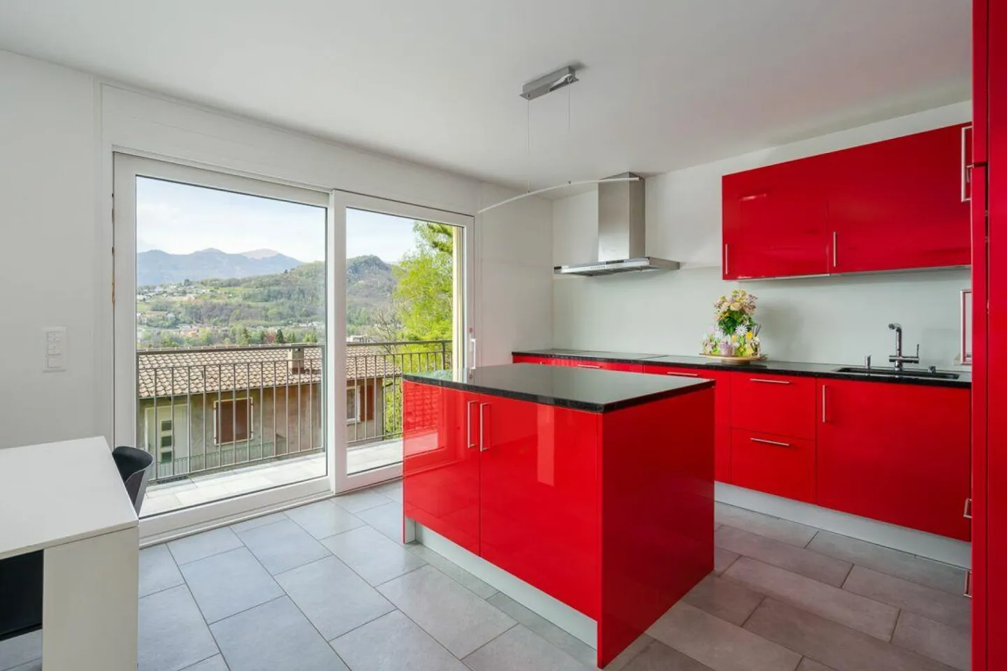 DAVESCO · MAISON MODERNE AVEC JARDIN ET VUES OUVERTES SUR LE LAC DE LUGANO - Photo 2 sur 16