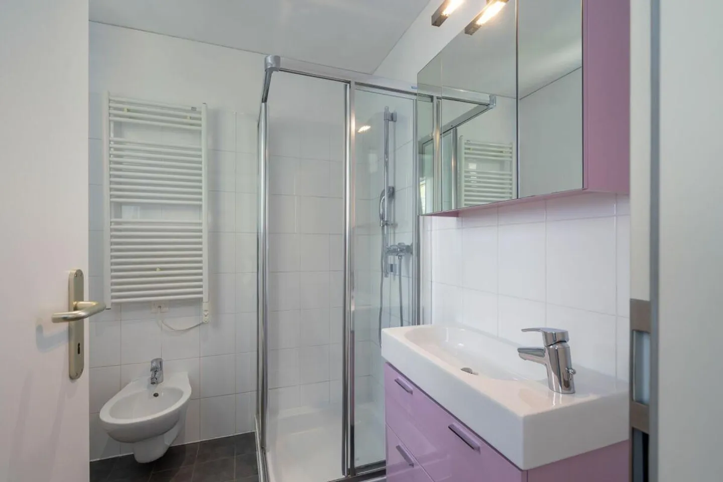 DAVESCO · MAISON MODERNE AVEC JARDIN ET VUES OUVERTES SUR LE LAC DE LUGANO - Photo 9 sur 16