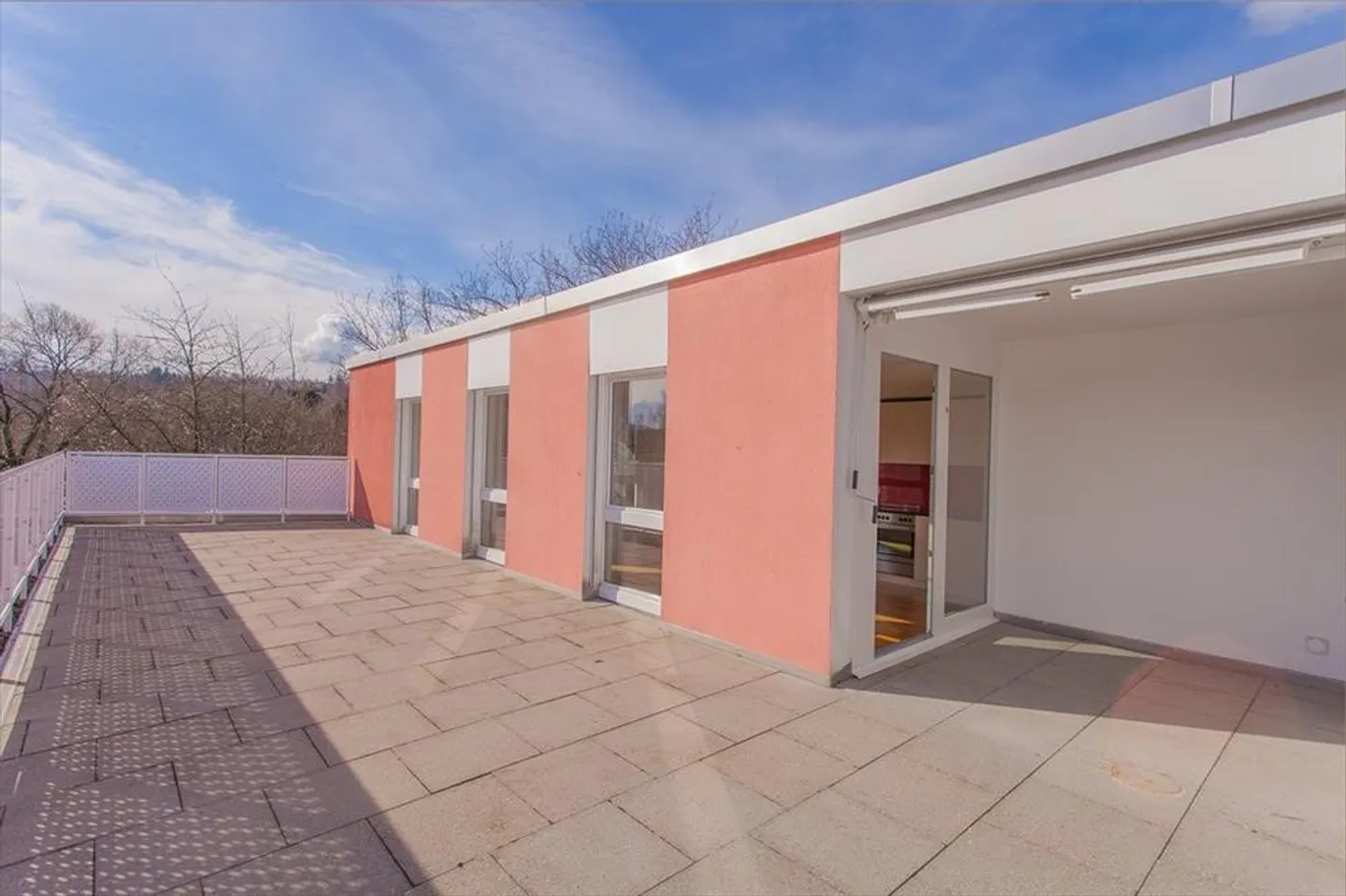 Appartement penthouse moderne de 2,5 pièces à louer - Photo 2 sur 9