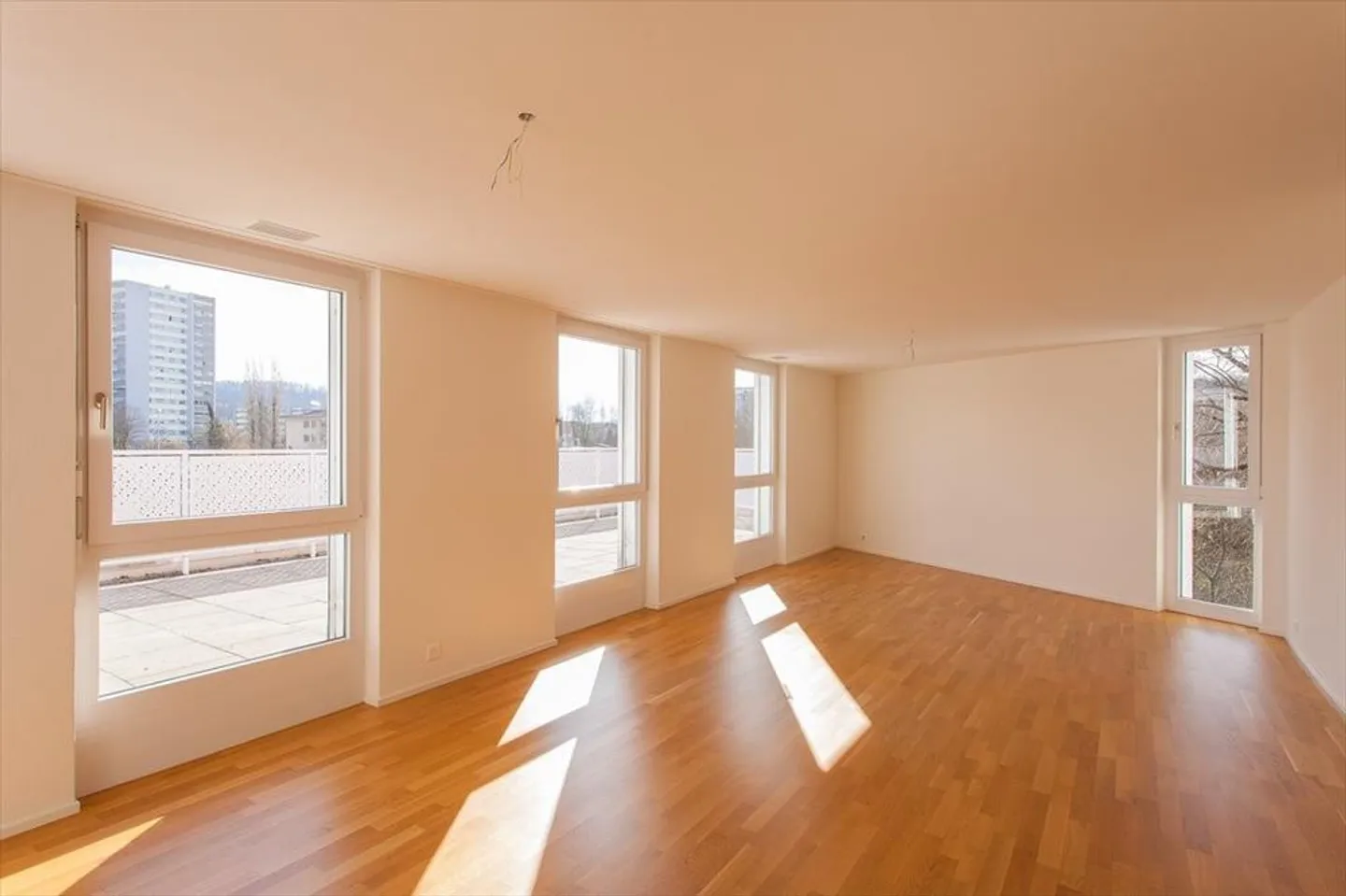Appartement penthouse moderne de 2,5 pièces à louer - Photo 4 sur 9
