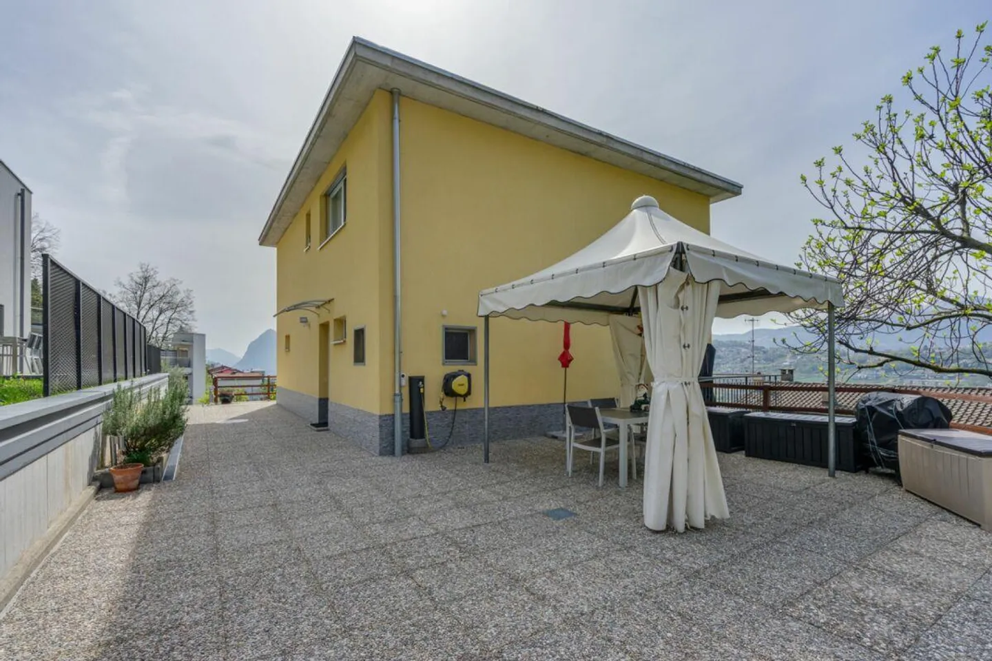 DAVESCO · MAISON MODERNE AVEC JARDIN ET VUES OUVERTES SUR LE LAC DE LUGANO - Photo 14 sur 16