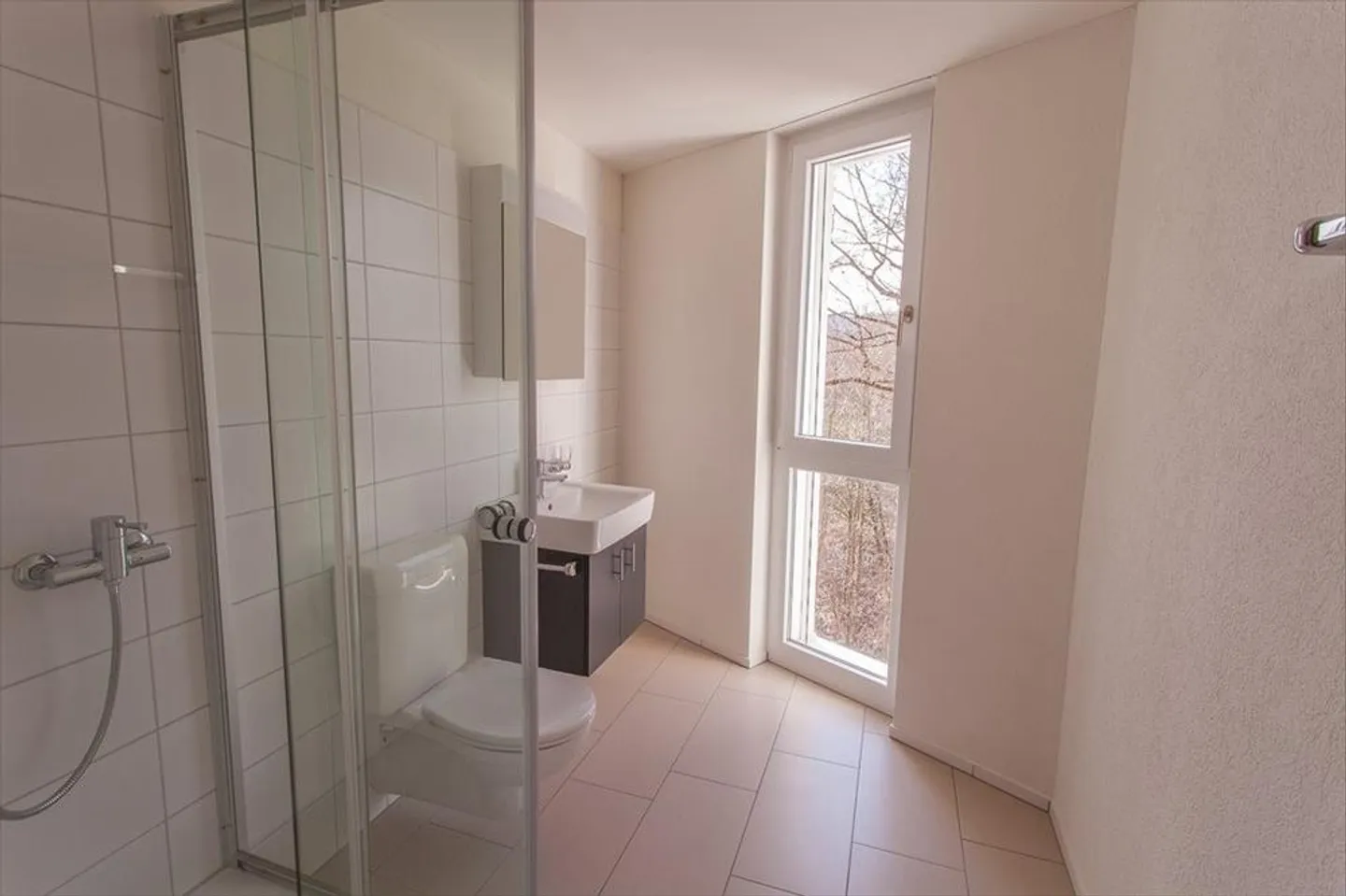 Appartement penthouse moderne de 2,5 pièces à louer - Photo 8 sur 9