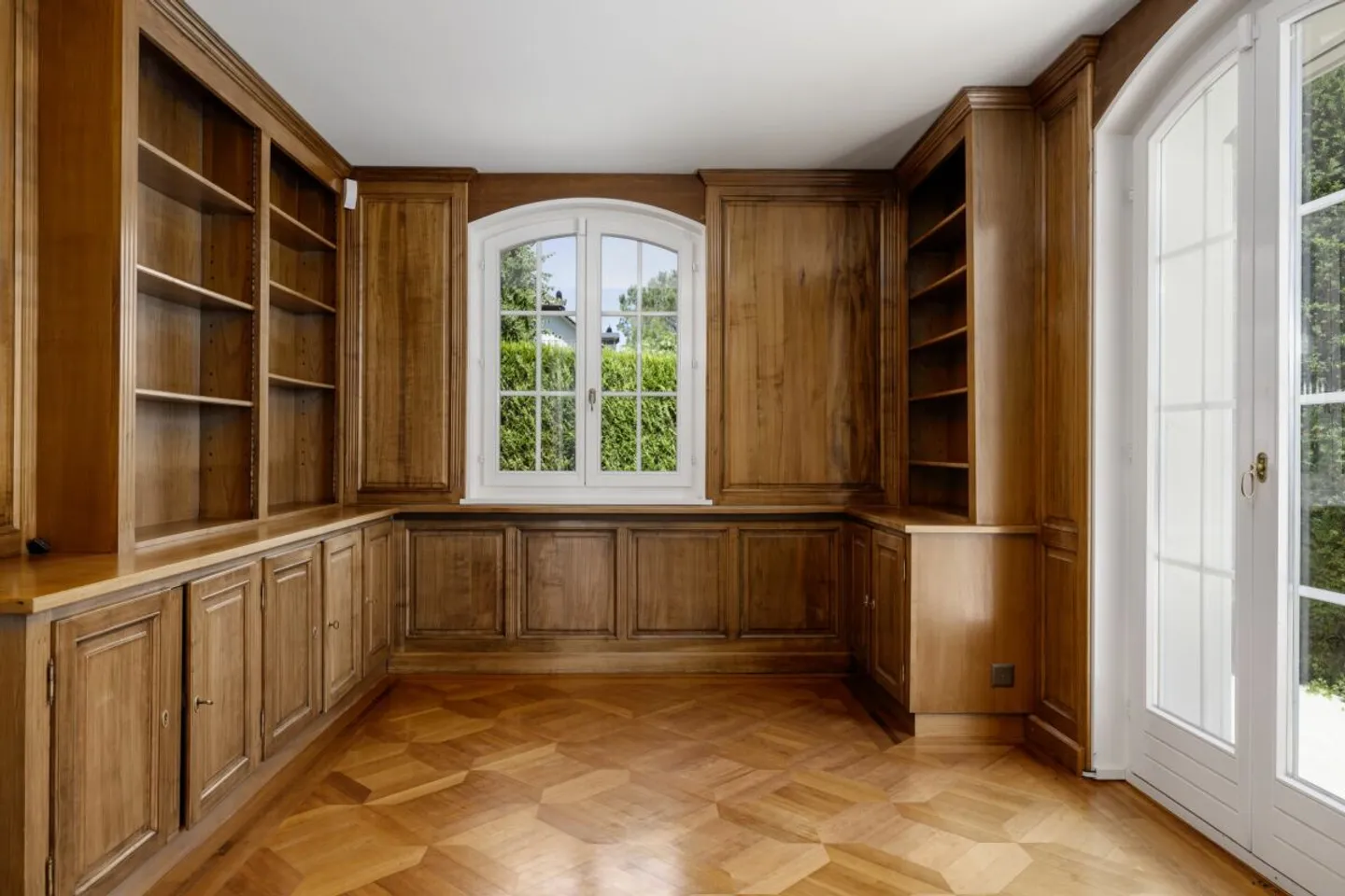 Elegant villa in Bougy-Villars with panoramic views of Lake Geneva and the Alps - Photo 6 sur 12