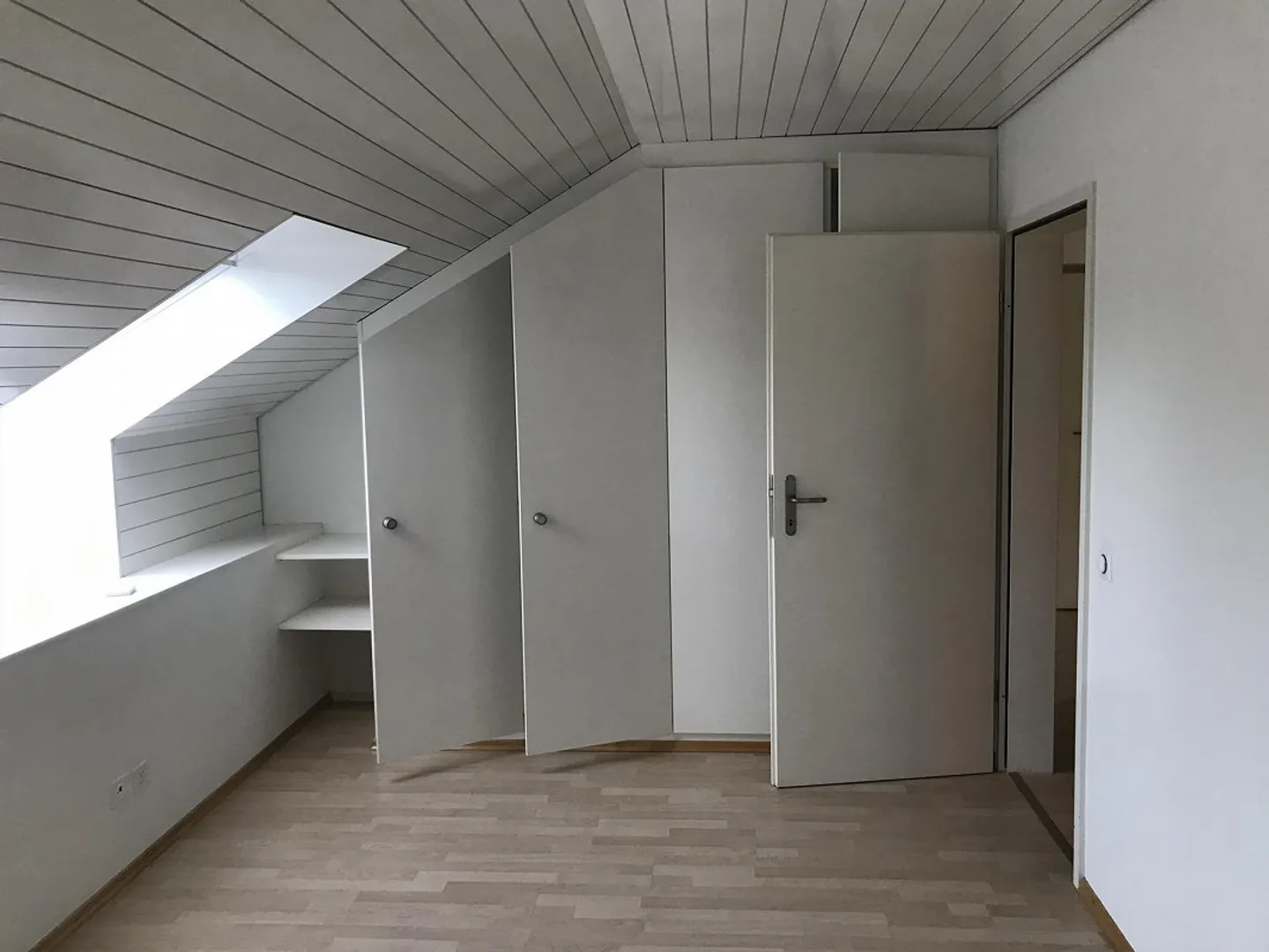 grande appartement de 2 1/2 pièces avec cuisine/salle de bain fraîchement rénovée - Photo 5 sur 10