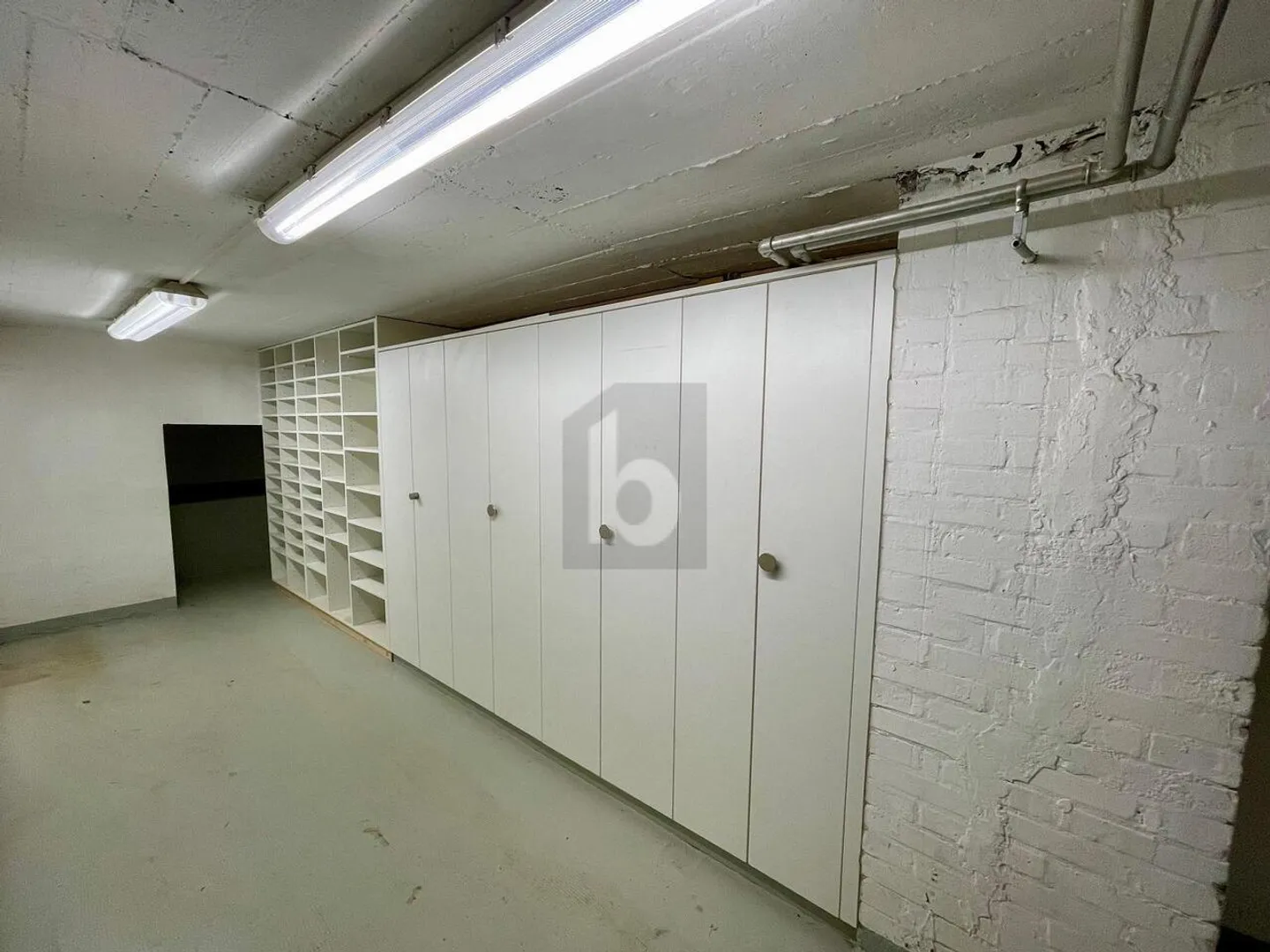 SPACIOUS WORKSHOP NEAR THE CENTER - Photo 2 of 3