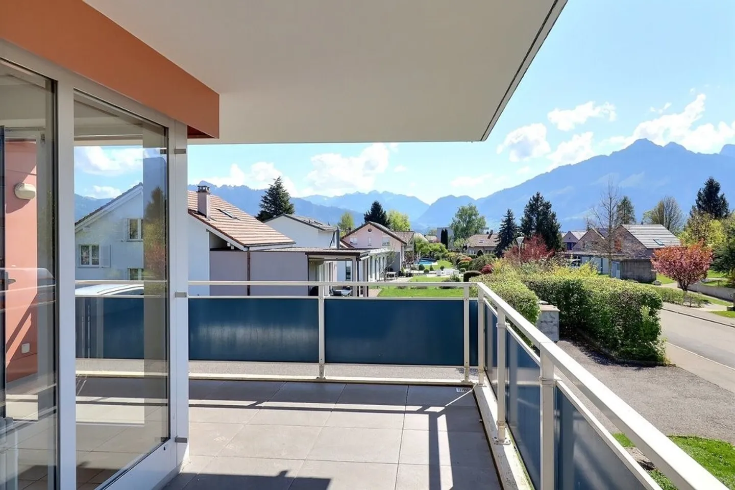 Renovated 4.5 room apartment at CHF 2,280.-/month including charges - Photo 2 of 9