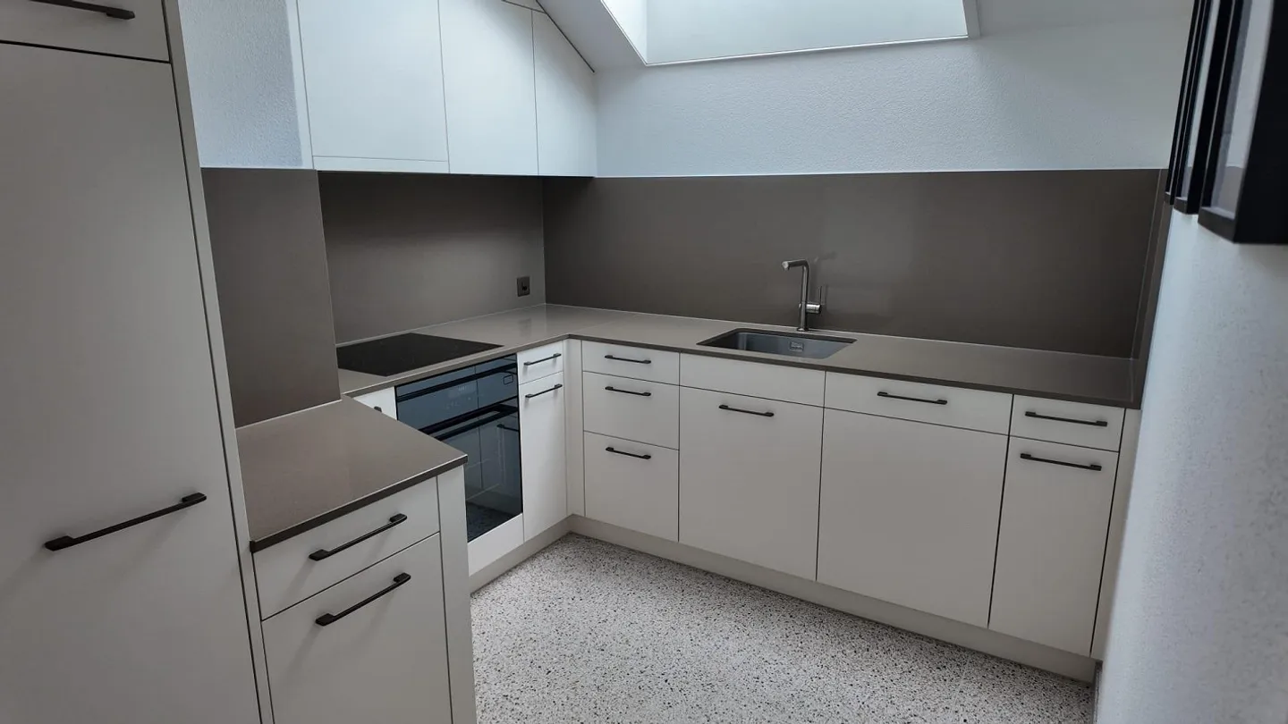 grande appartement de 2 1/2 pièces avec cuisine/salle de bain fraîchement rénovée - Photo 6 sur 10