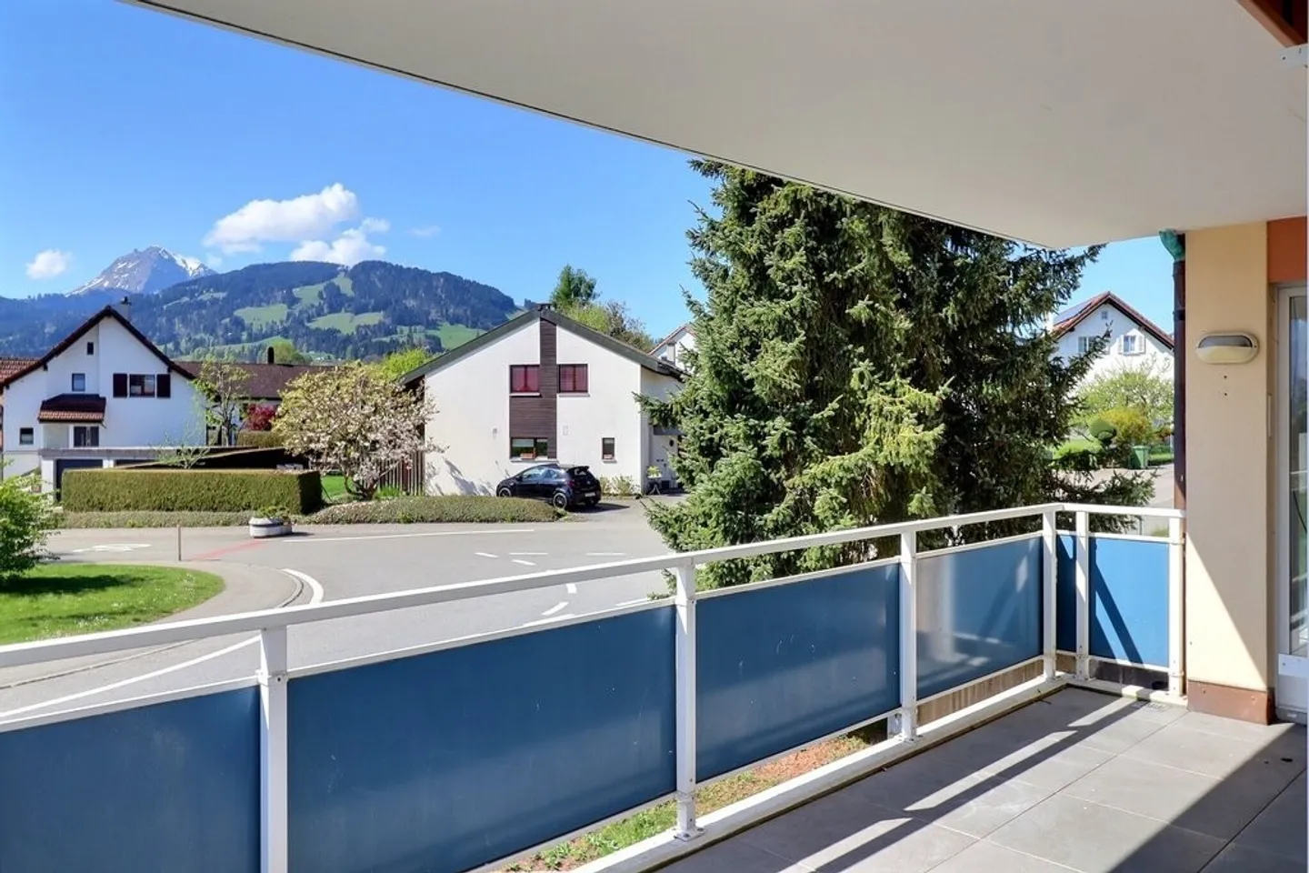 Renovated 4.5 room apartment at CHF 2,280.-/month including charges - Photo 3 of 9