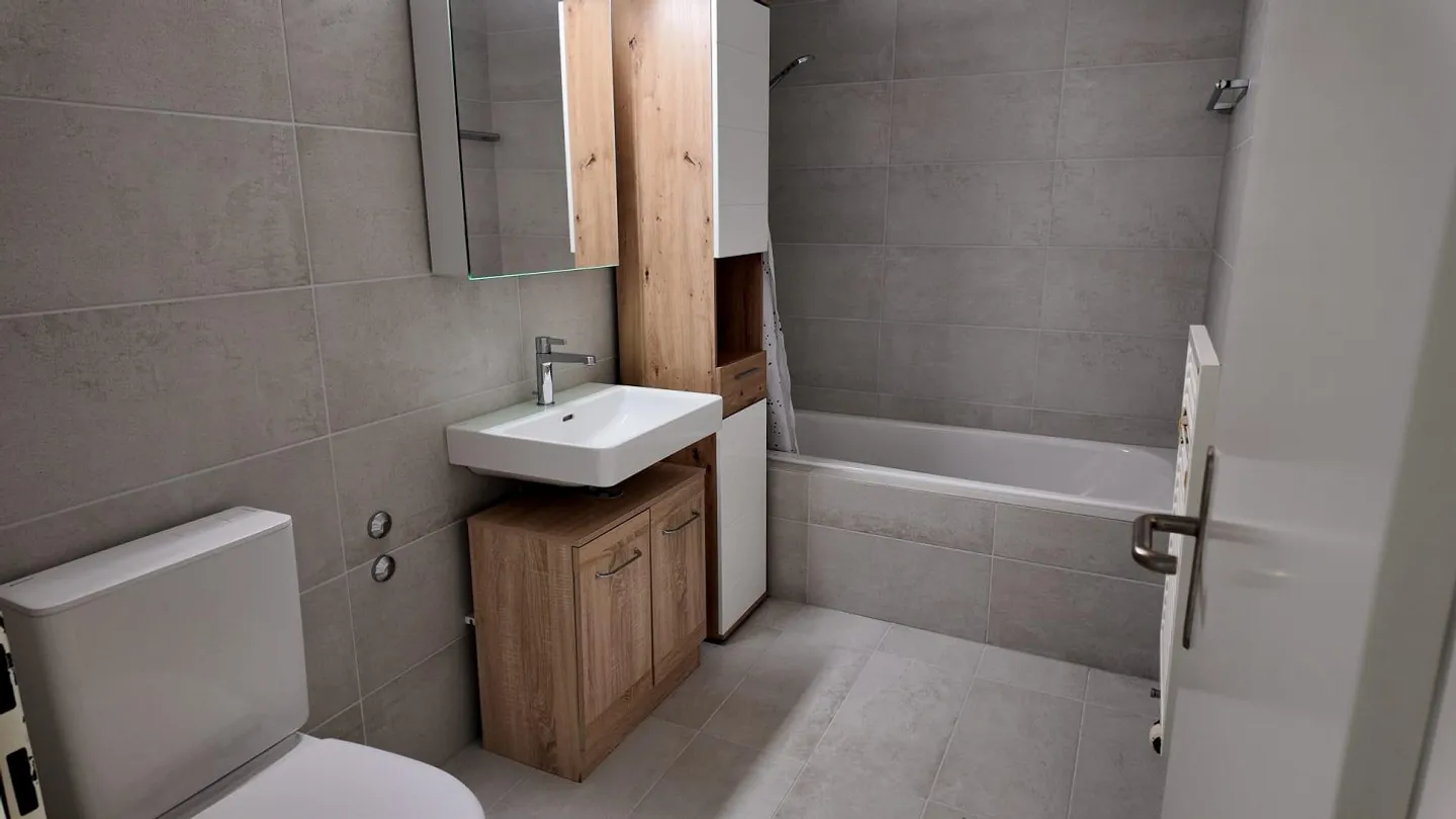 grande appartement de 2 1/2 pièces avec cuisine/salle de bain fraîchement rénovée - Photo 8 sur 10