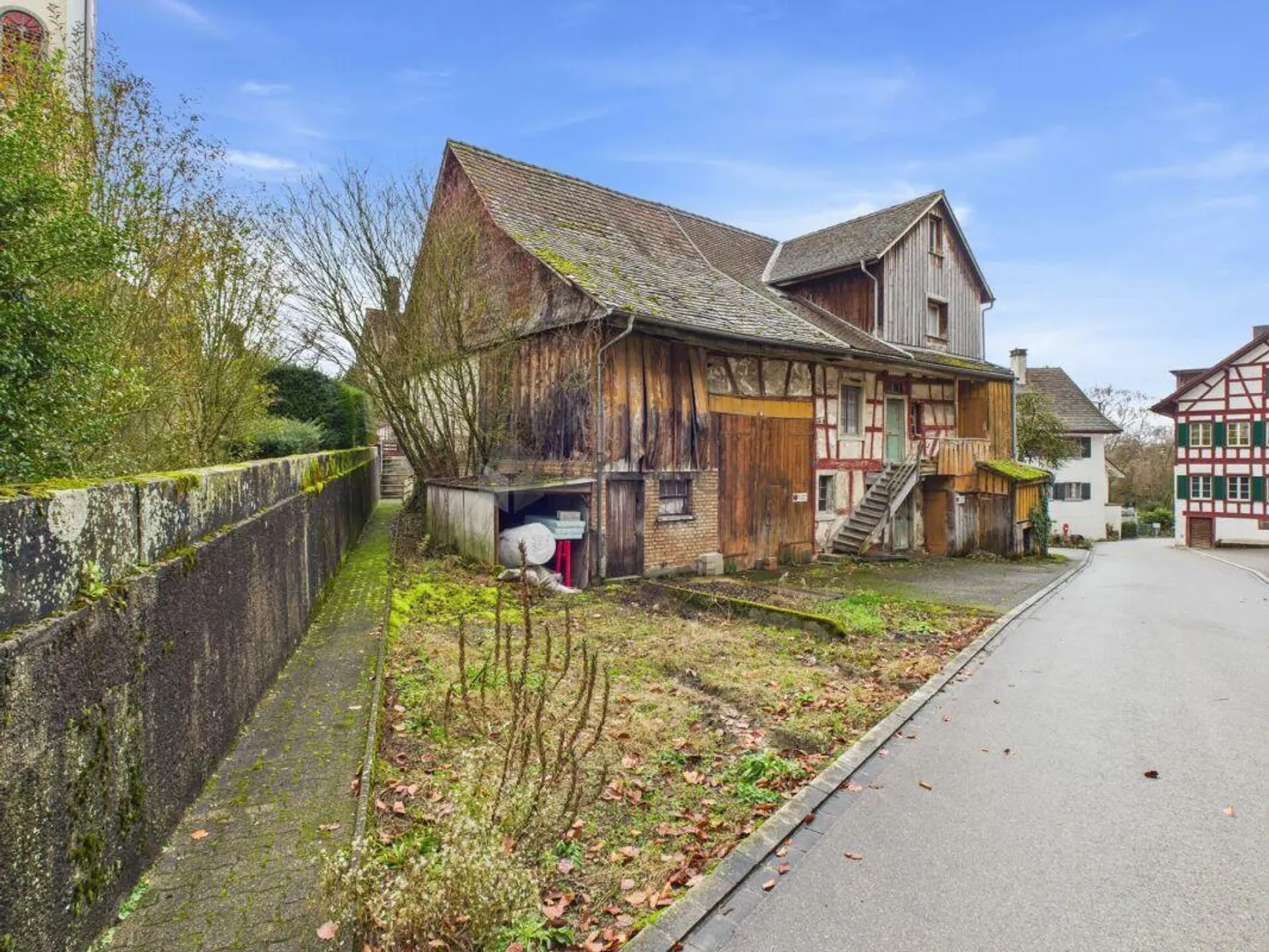 Charming farmhouse with versatile possibilities - Photo 4 of 4