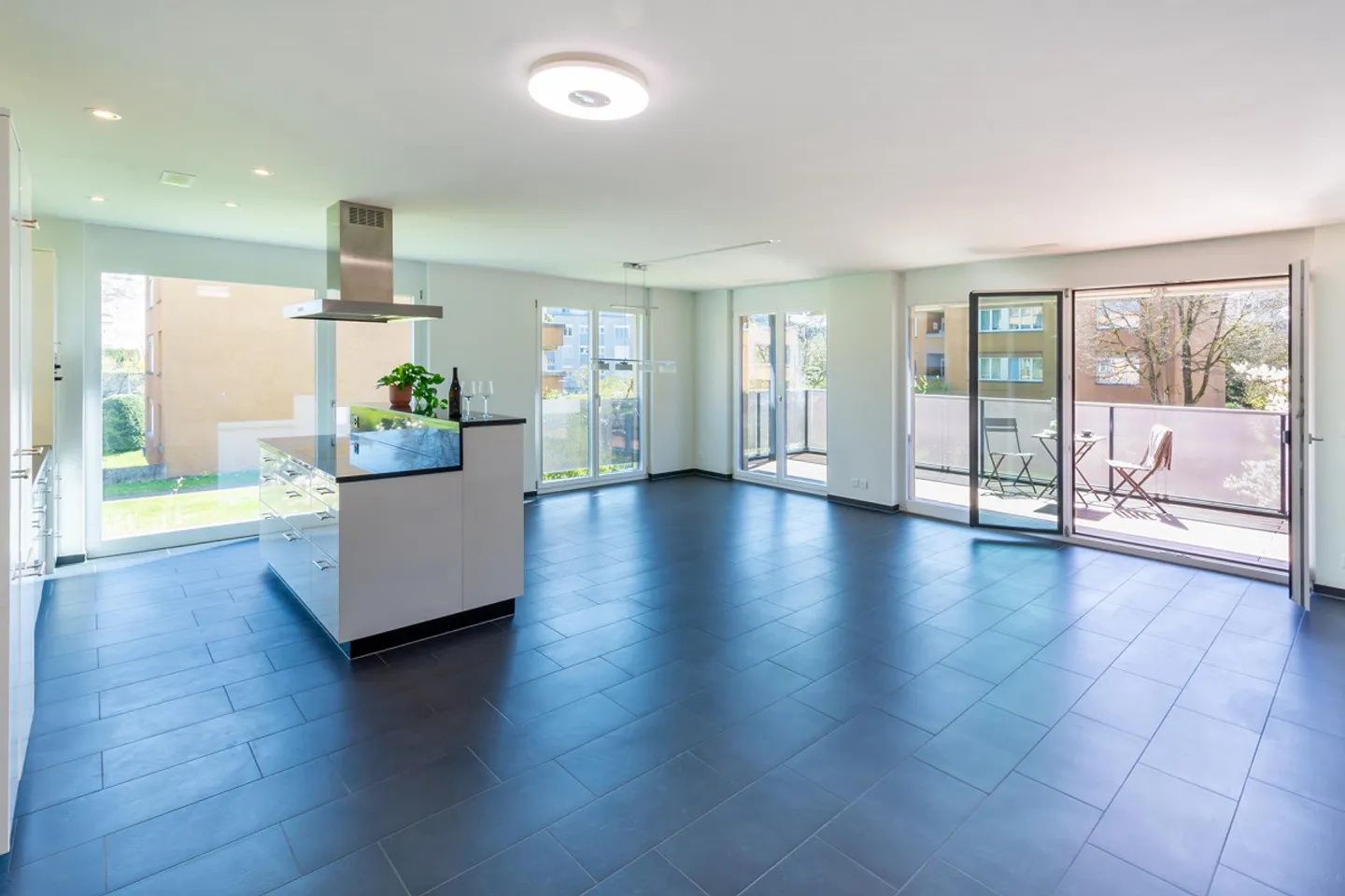 Bright modern apartment in a quiet central location - Photo 5 of 17