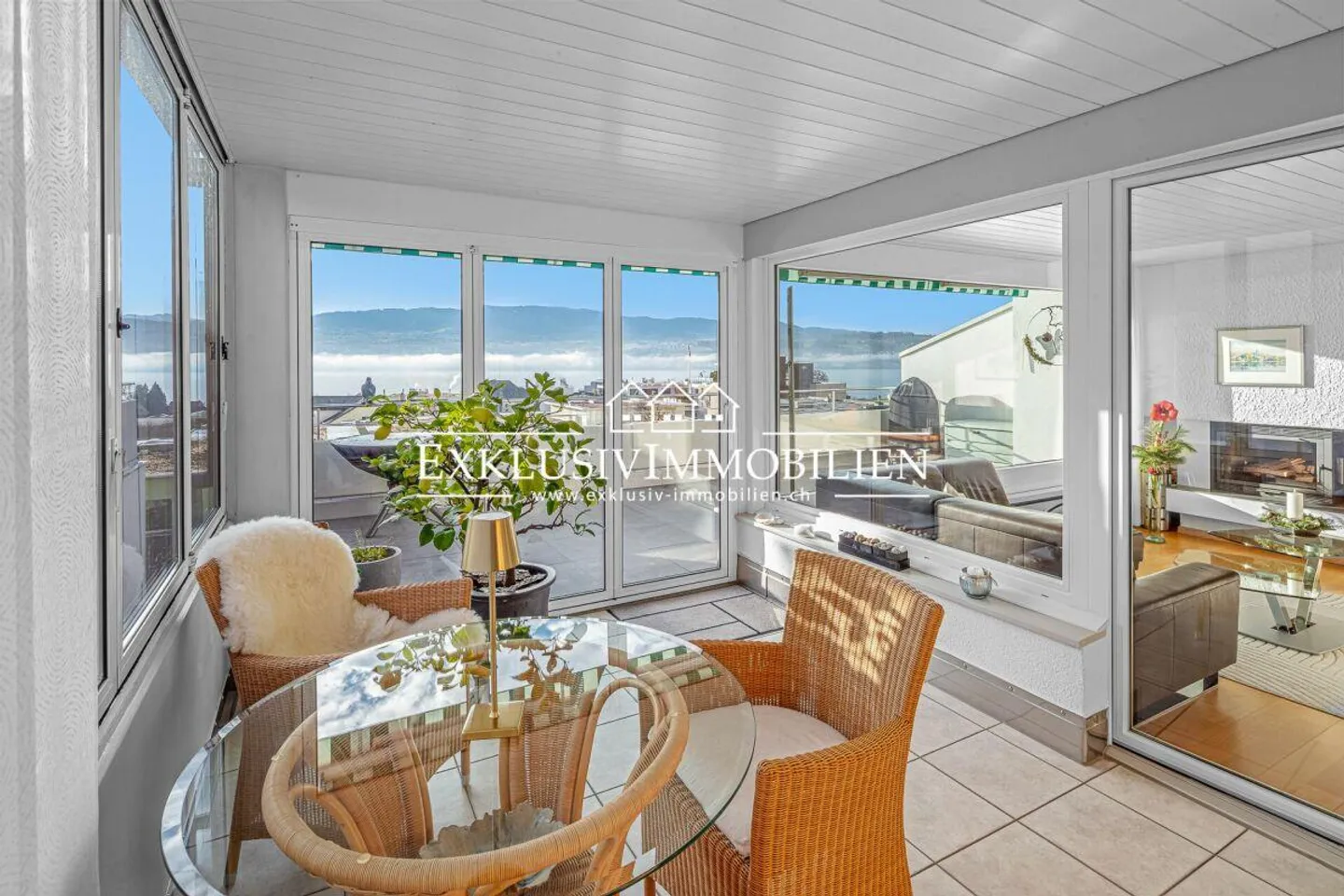 Appartamento attico su due livelli con giardino d'inverno, vista lago e montagna - Foto 2 di 6