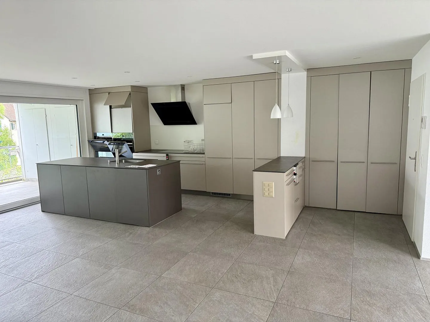 Ampio appartamento di 4,5 stanze con 2 balconi - Foto 3 di 19