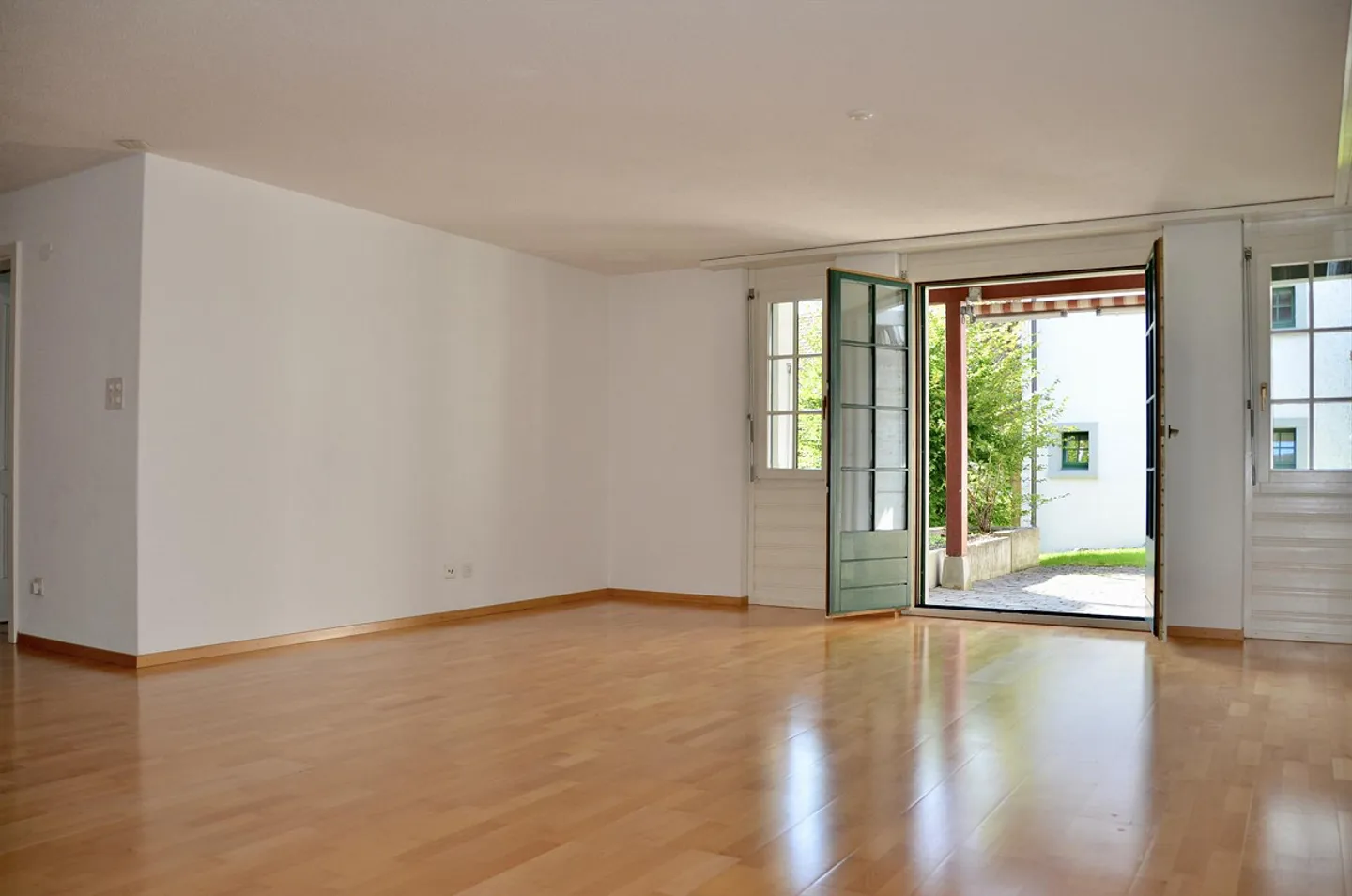 Spacious apartment with terrace and garden share - Photo 2 of 17