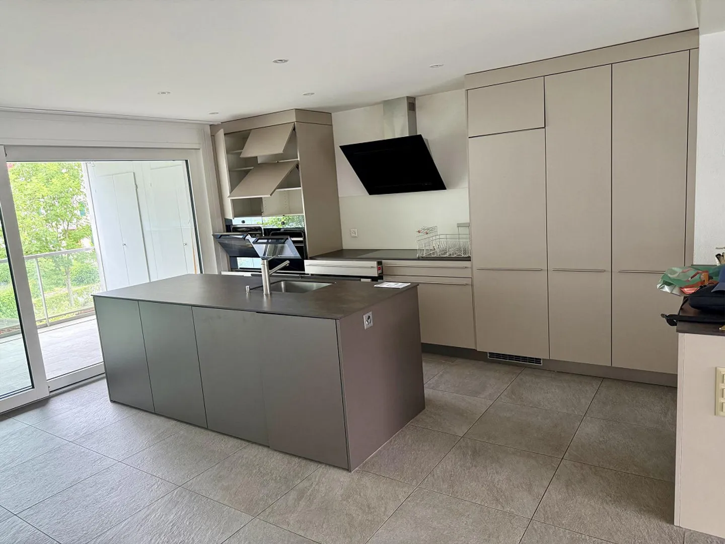 Ampio appartamento di 4,5 stanze con 2 balconi - Foto 6 di 19