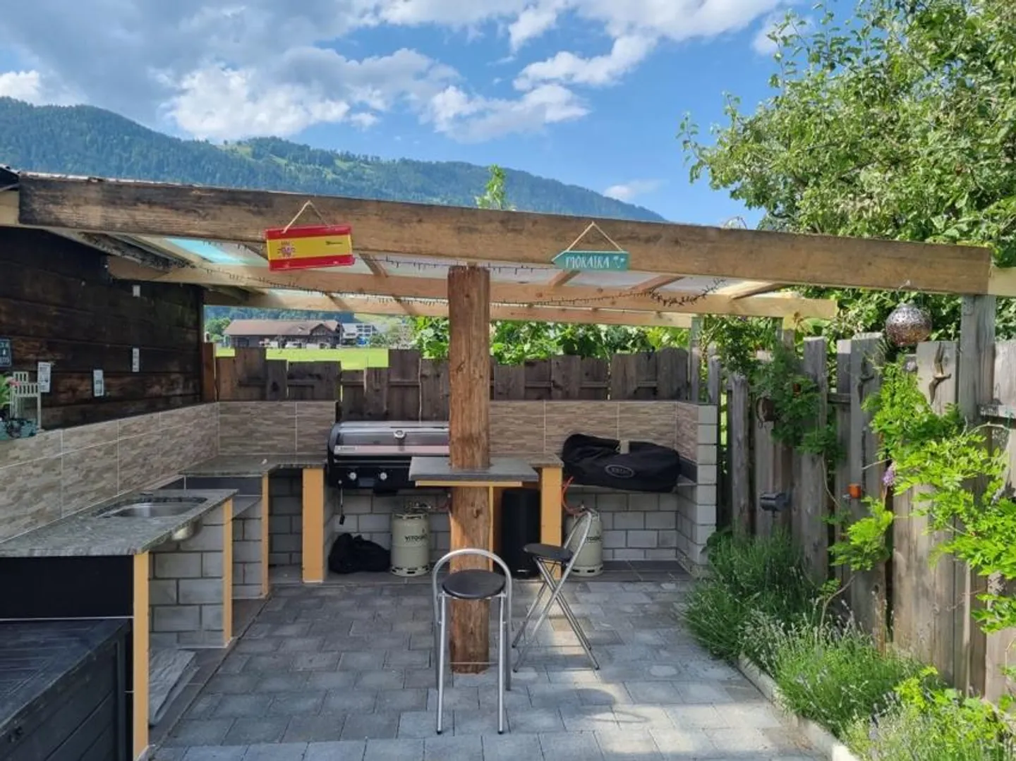 Residential building with commercial part in a desirable location - Photo 3 of 8