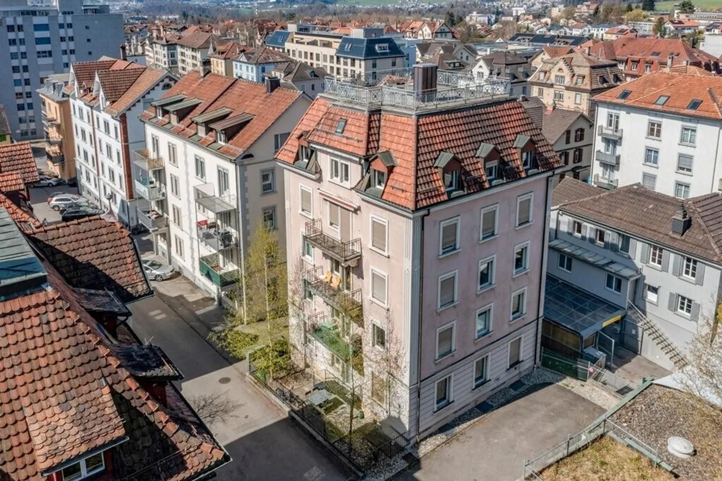 Appartamento unico di 5,5 stanze con terrazza sul tetto e grande soffitta - Foto 1 di 11