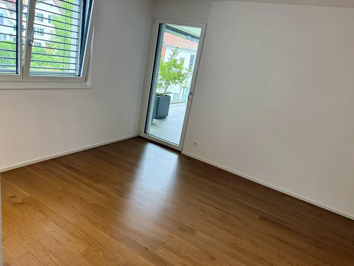 Ampio appartamento di 4,5 stanze con 2 balconi - Foto 8 di 19