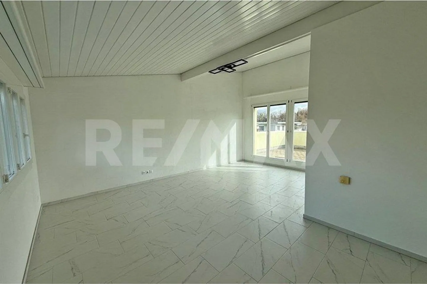 Casa angolare di 5,5 stanze adatta alle famiglie con 2 posti auto sotterranei - Foto 4 di 11