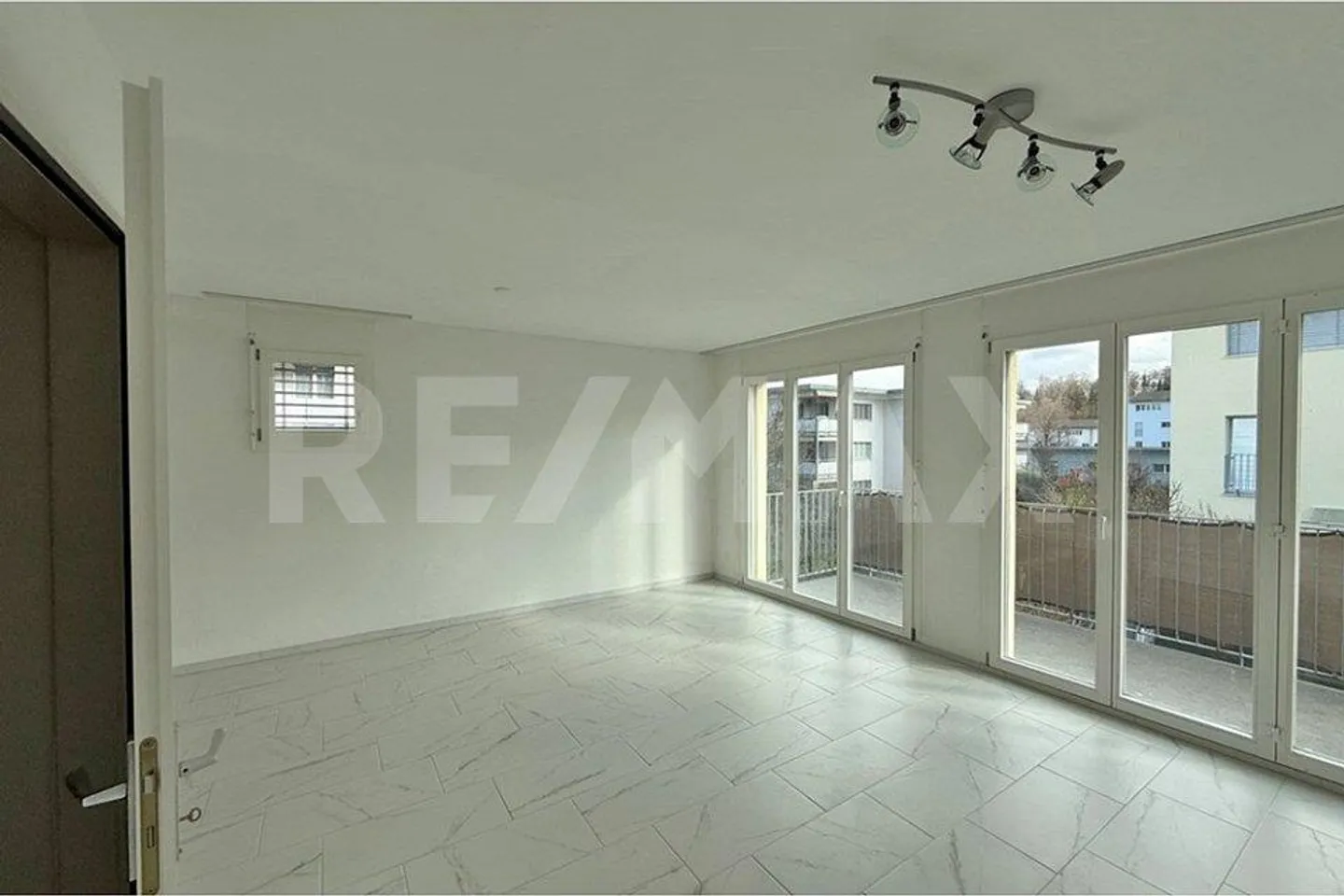 Casa angolare di 5,5 stanze adatta alle famiglie con 2 posti auto sotterranei - Foto 5 di 11