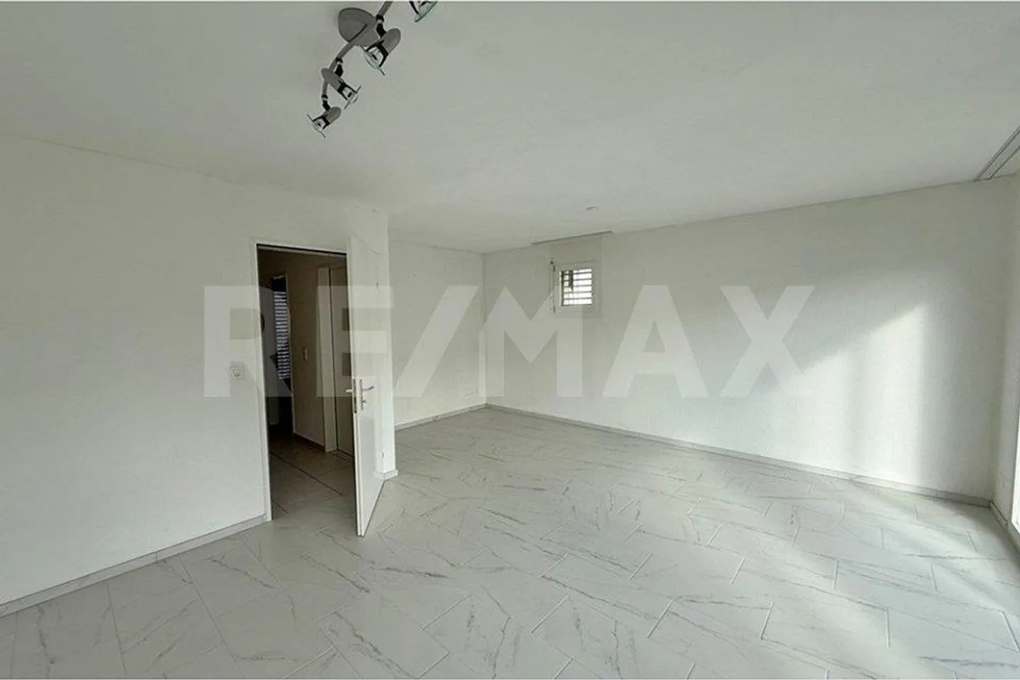 Casa angolare di 5,5 stanze adatta alle famiglie con 2 posti auto sotterranei - Foto 6 di 11