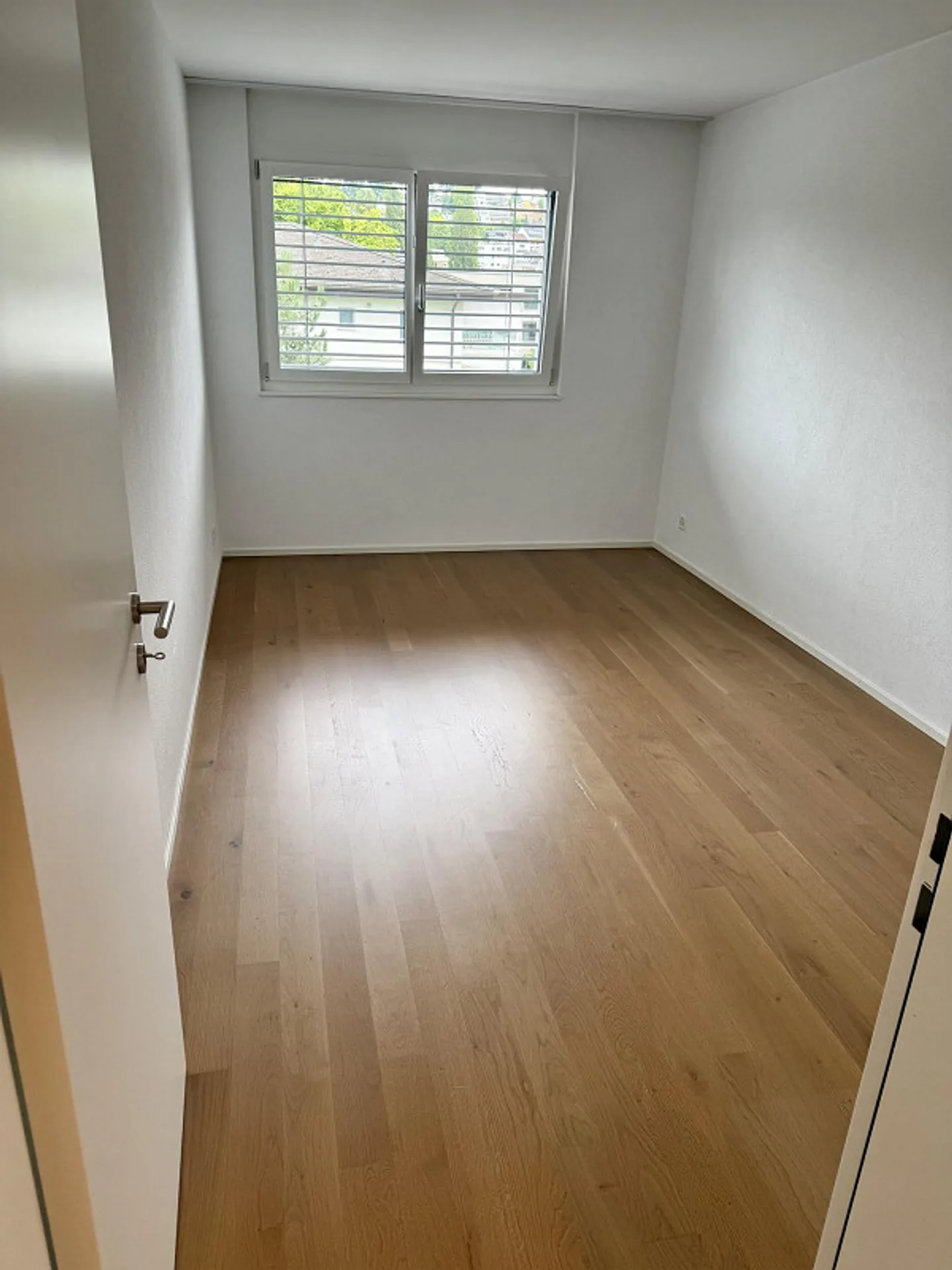 Ampio appartamento di 4,5 stanze con 2 balconi - Foto 13 di 19