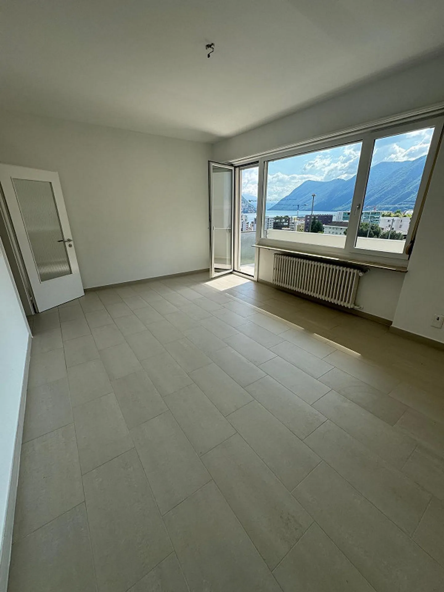 Appartamento elegante di 3,5 locali con vista panoramica sul lago a Lugano - Foto 2 di 8