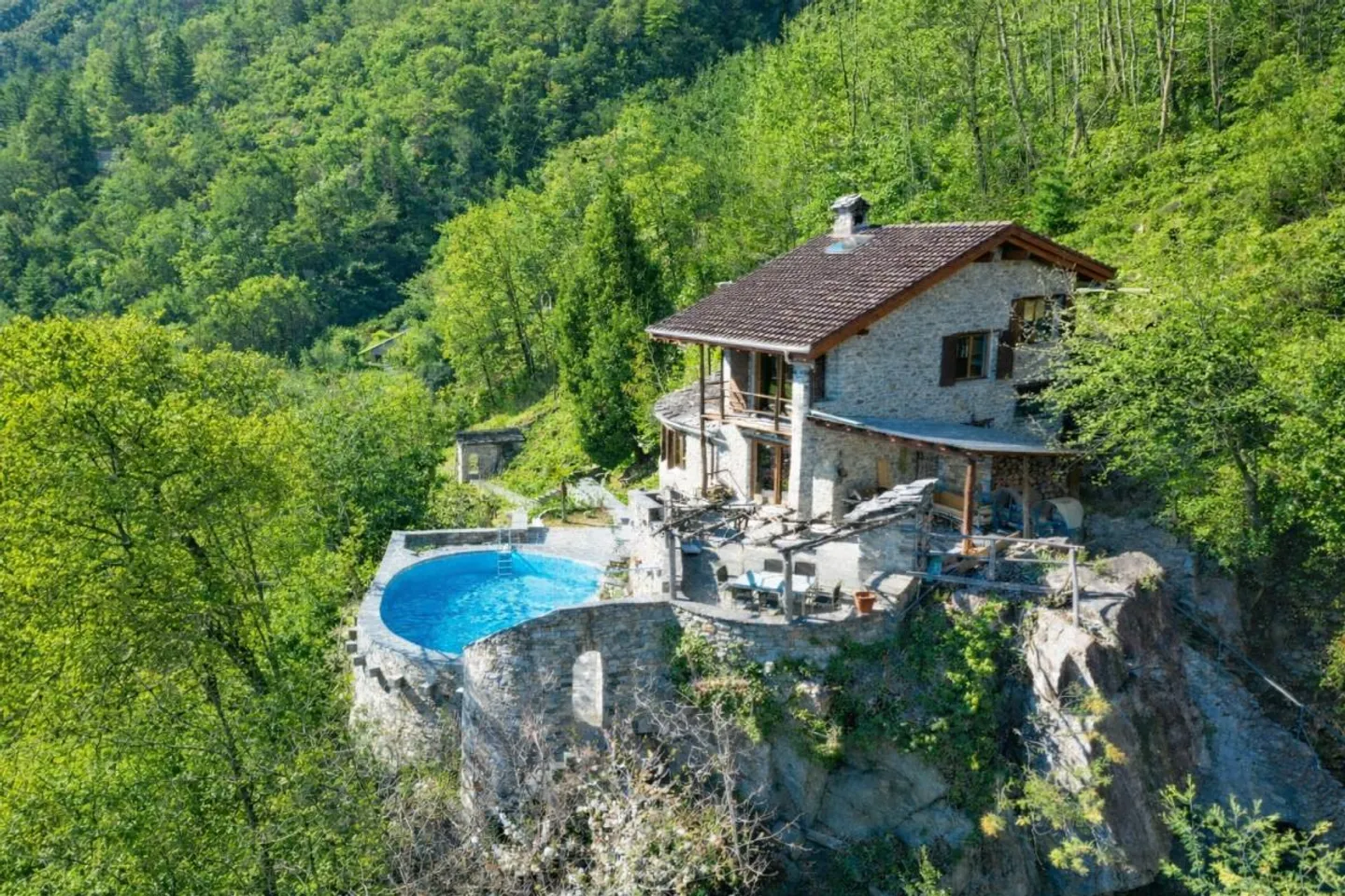 Villetta ticinese ristrutturata con 4½ camere in posizione assolutamente isolata ... - Foto 1 di 23