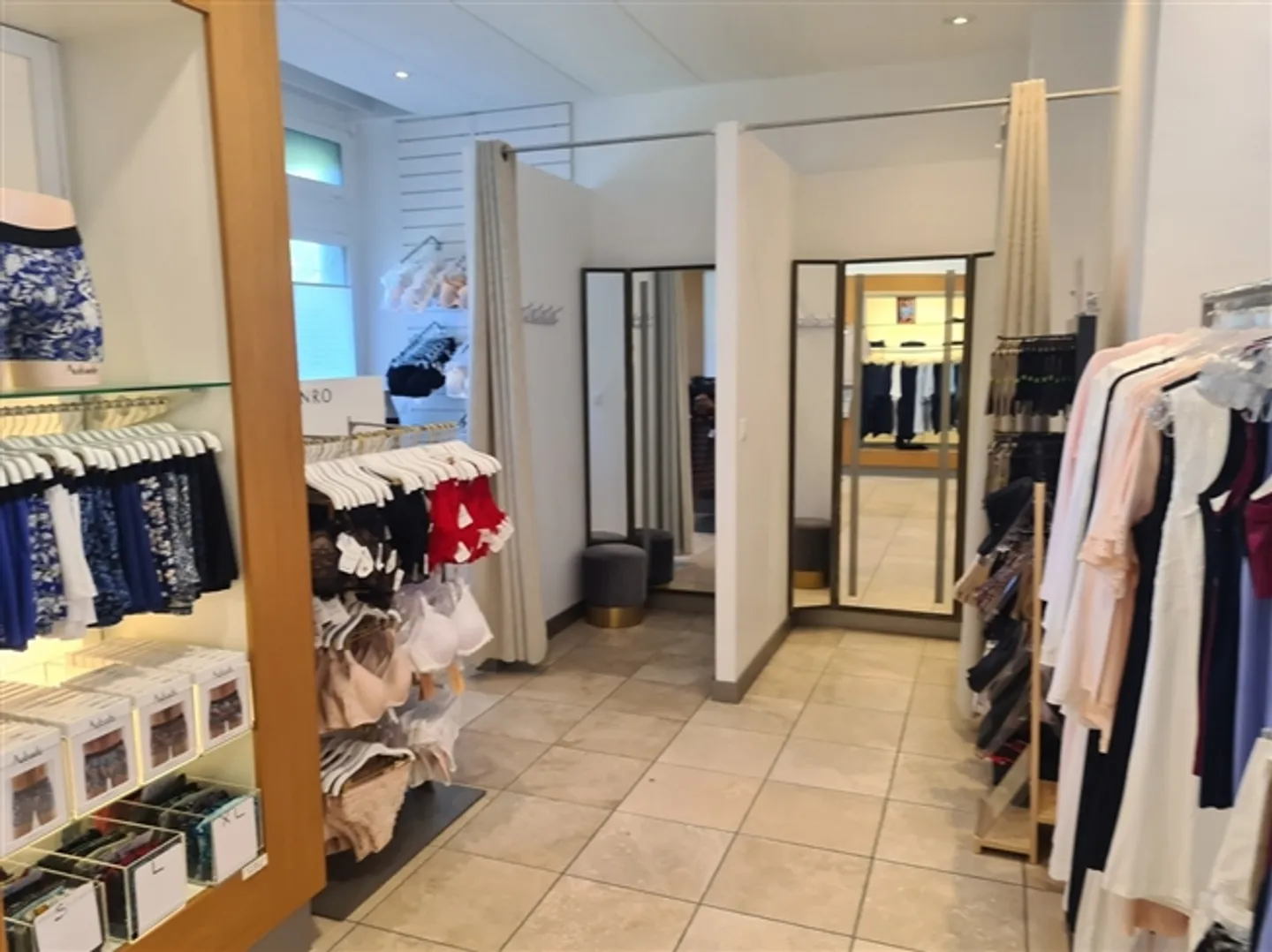 Locali commerciali in vendita in una posizione molto centrale - Foto 4 di 13