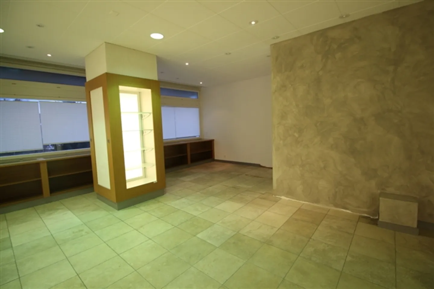 Locali commerciali in vendita in una posizione molto centrale - Foto 7 di 13