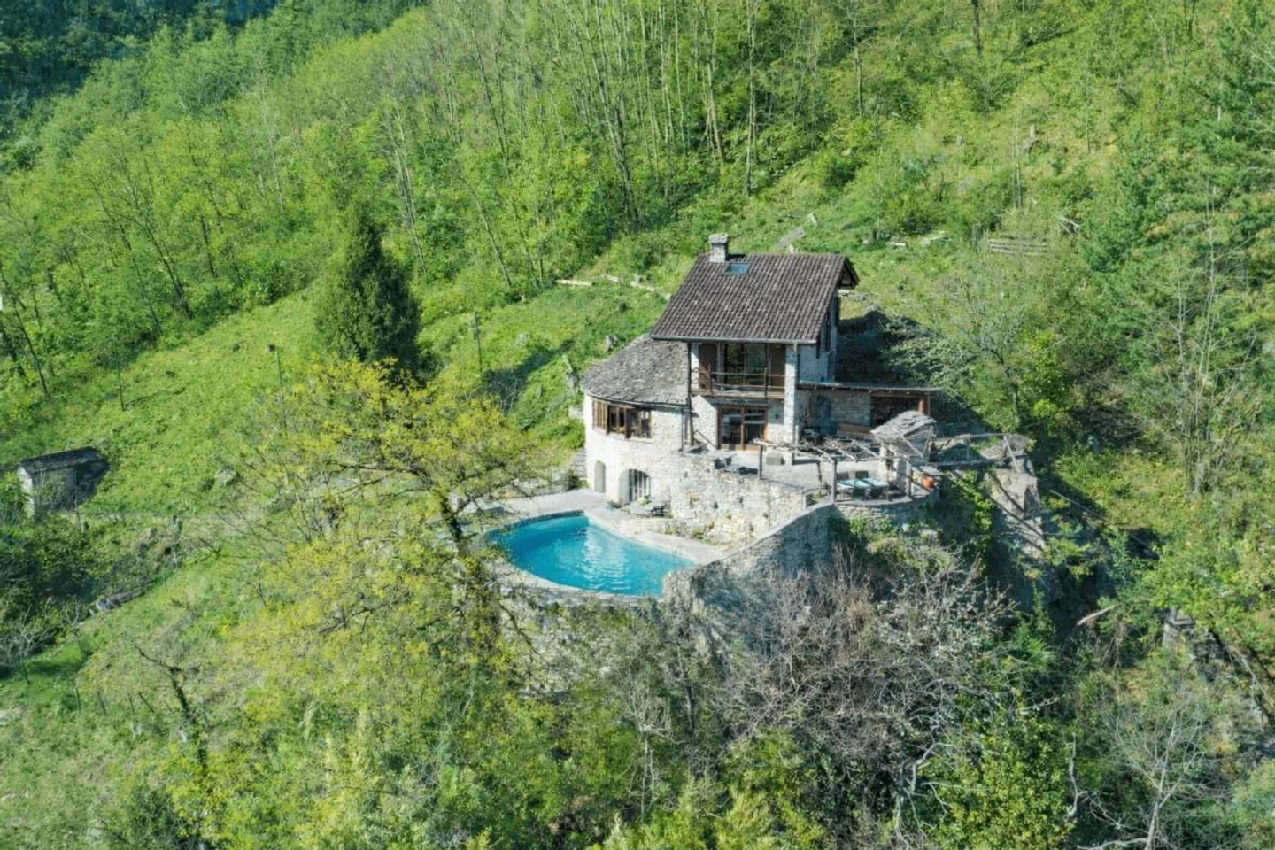 Villetta ticinese ristrutturata con 4½ camere in posizione assolutamente isolata ... - Foto 2 di 23