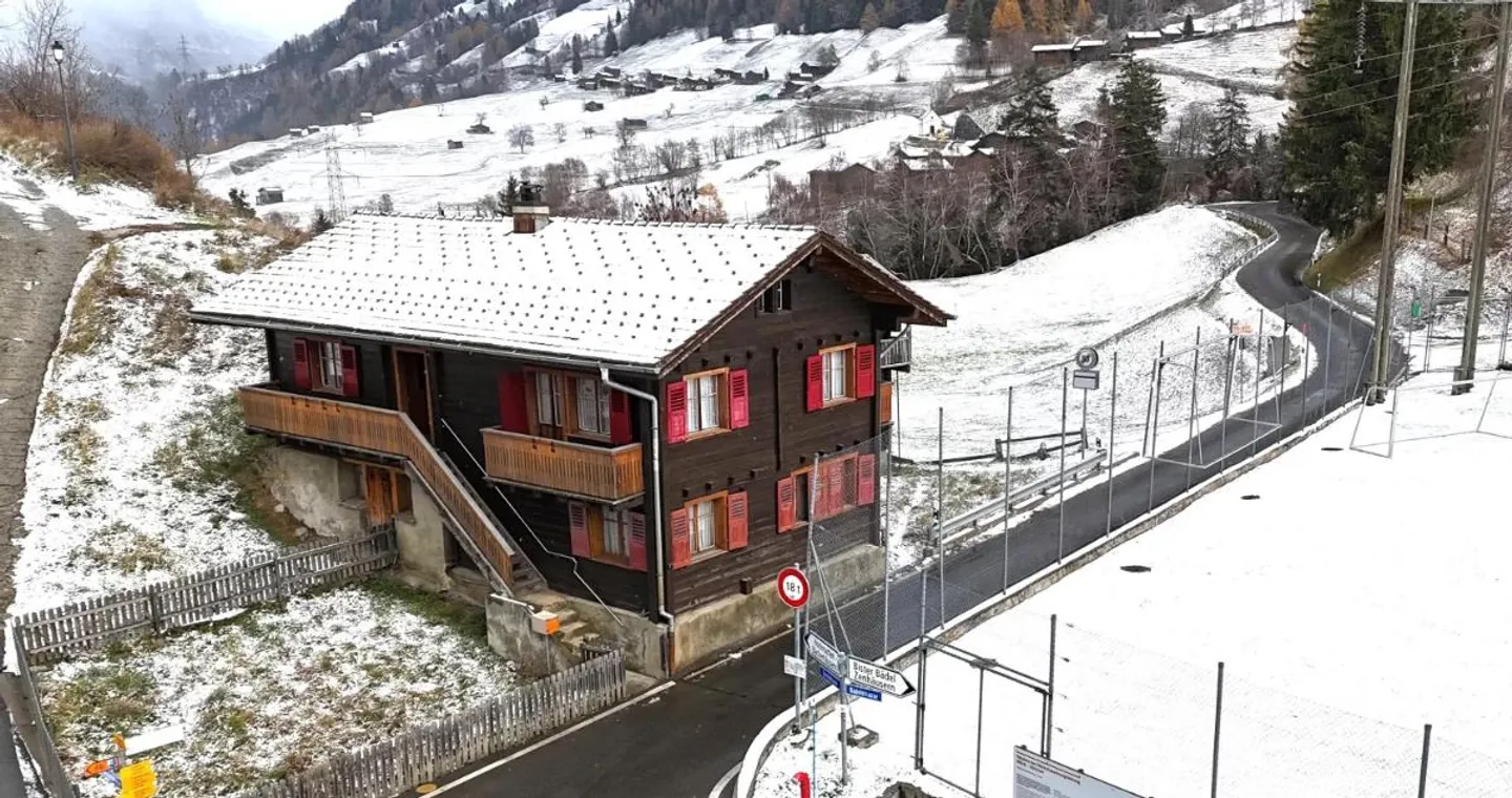 Two-family house in need of renovation in Grengiols - Photo 1 of 10