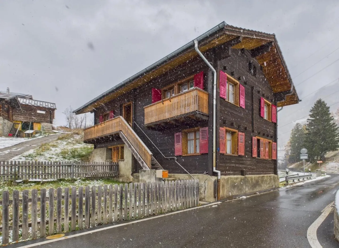 Two-family house in need of renovation in Grengiols - Photo 2 of 10